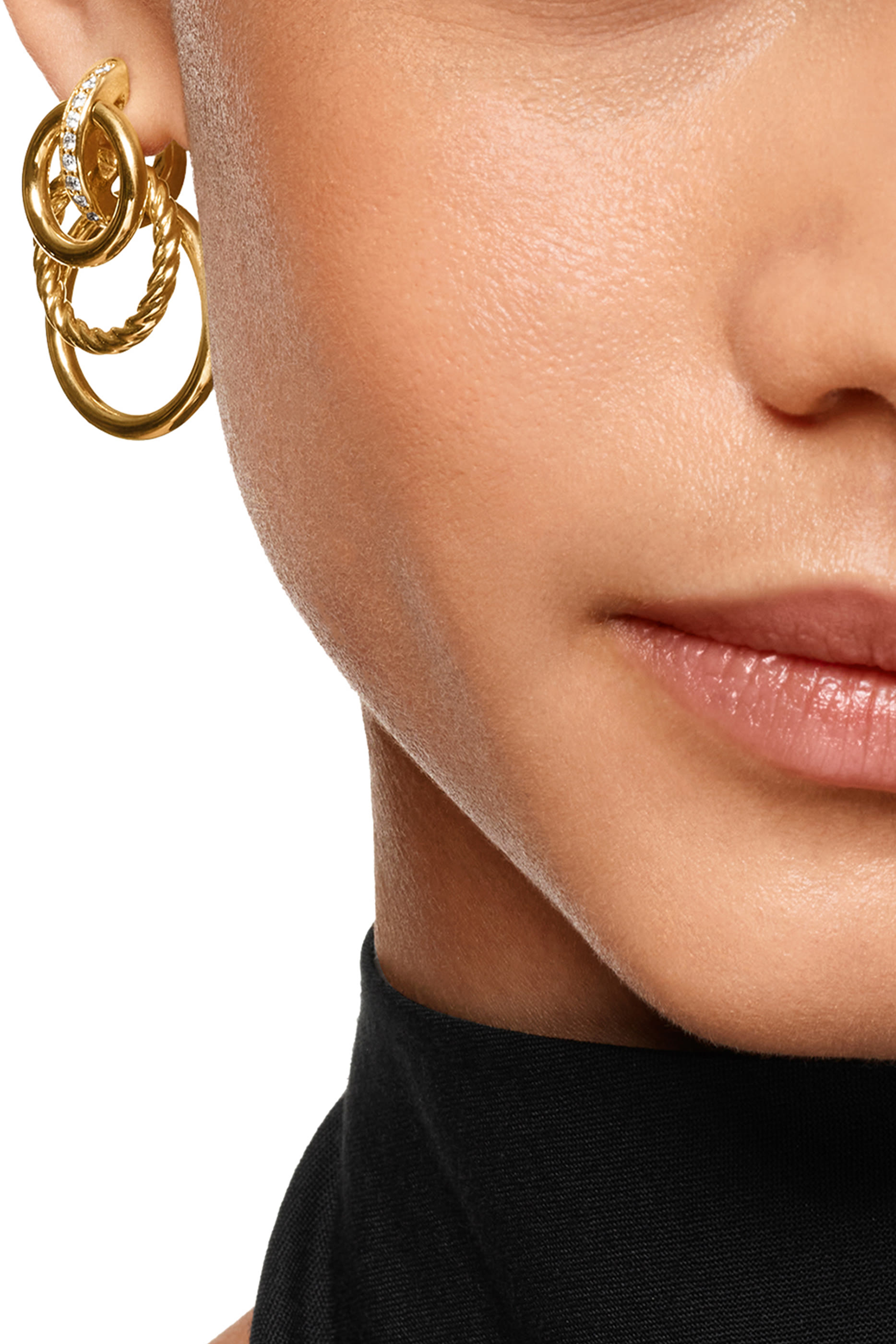 أقراط ميرسر متدلية بشعار الماركة وثلاث حلقات مرعة بماس، ذهب أصفر عيار 18