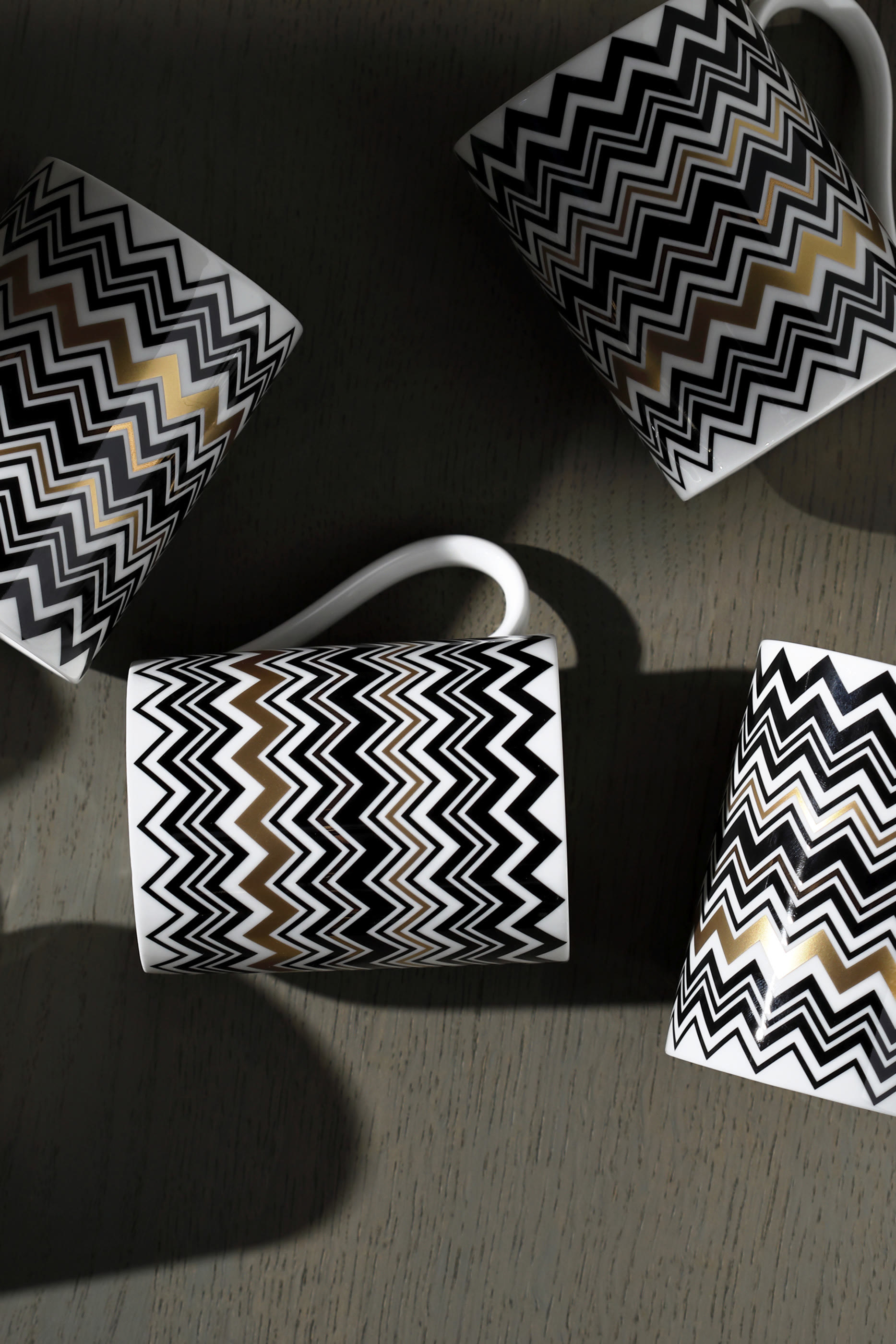 مجموعة فناجين وأطباق قهوة بنقشة خطوط متعرجة وتفاصيل مذهبة، 6 قطع