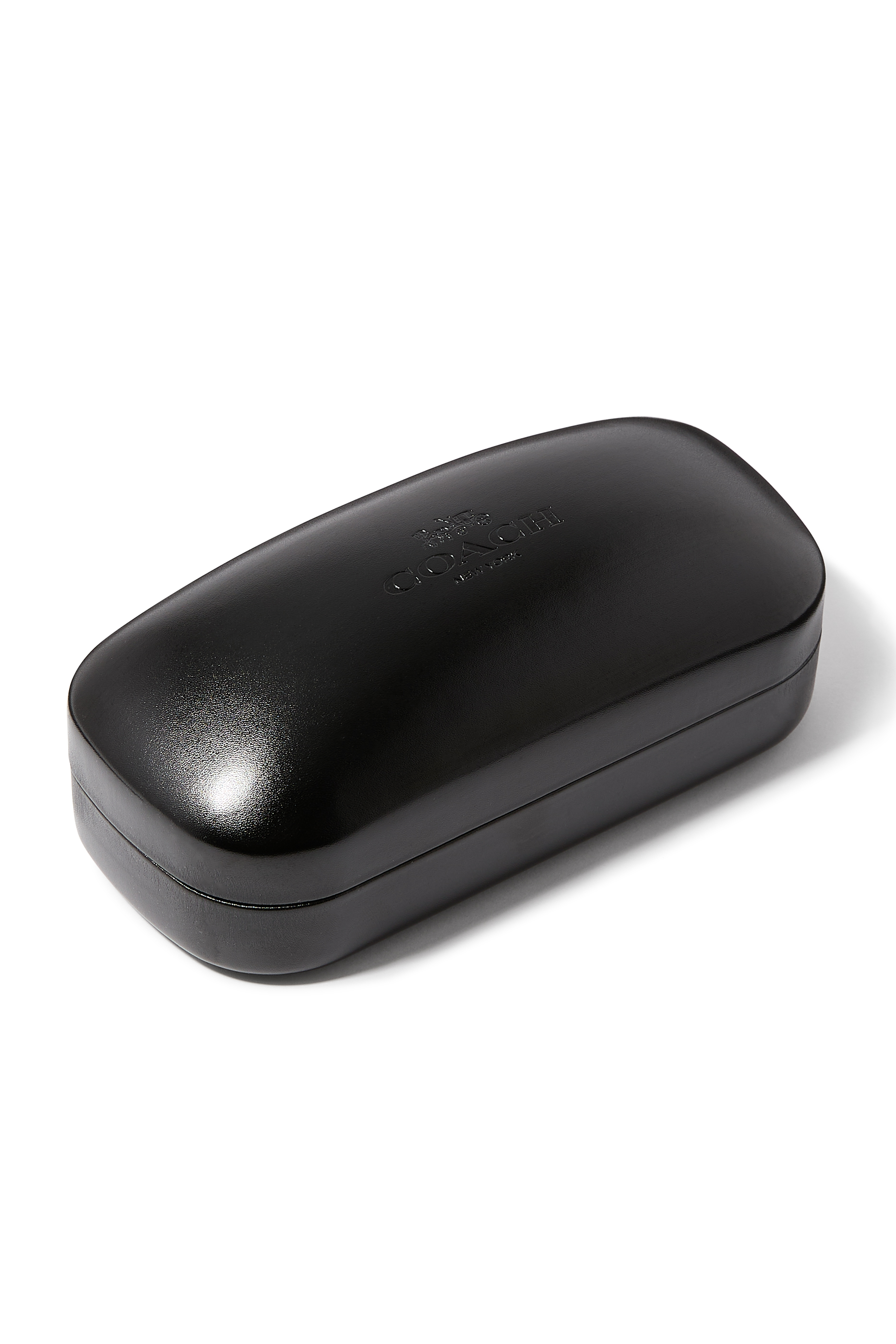 نظارة شمسية بإطار مربع كبير وشعار الماركة