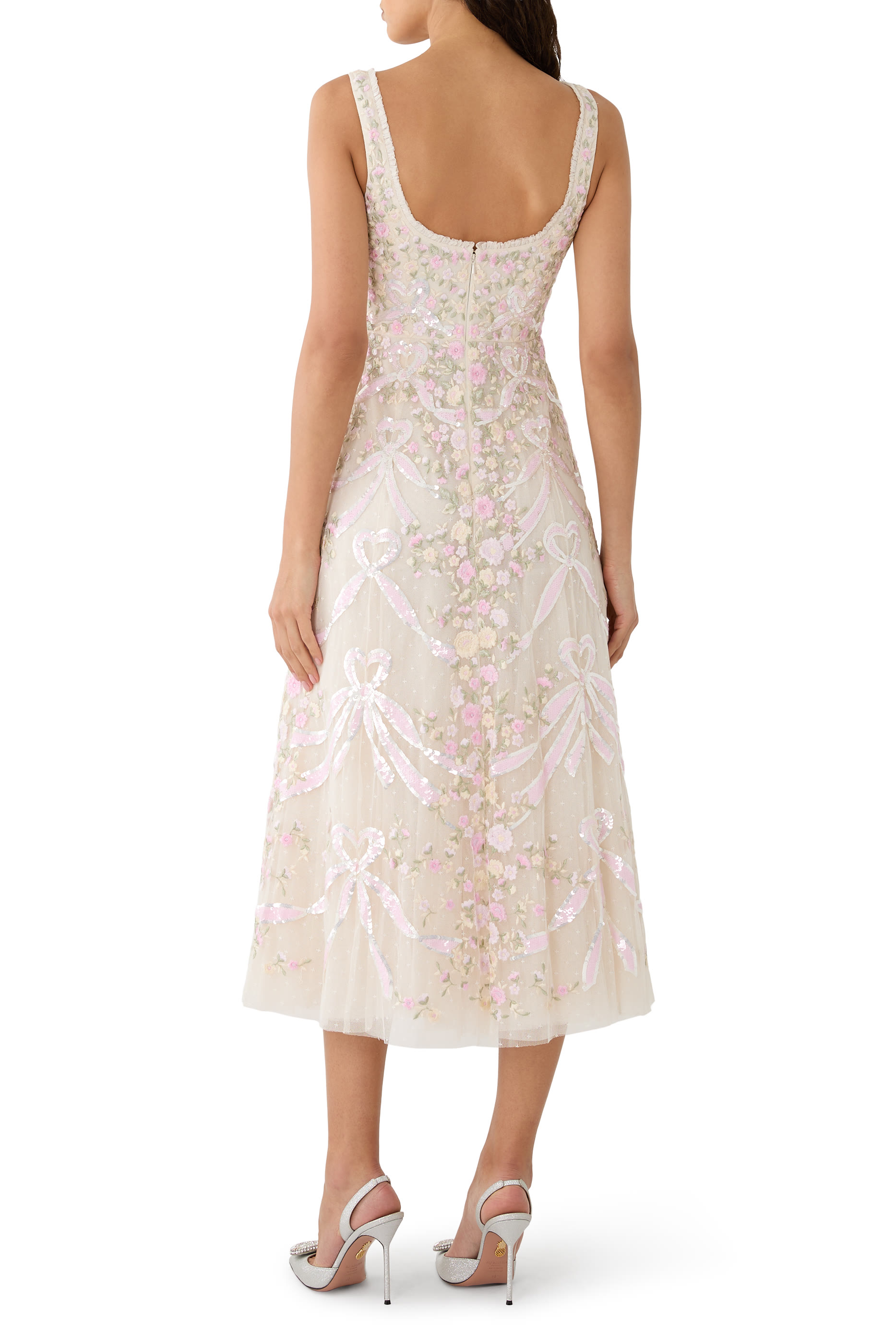 فستان بالرينا بياقة عميقة وتطريزات بتصميم أشرطة وقلب