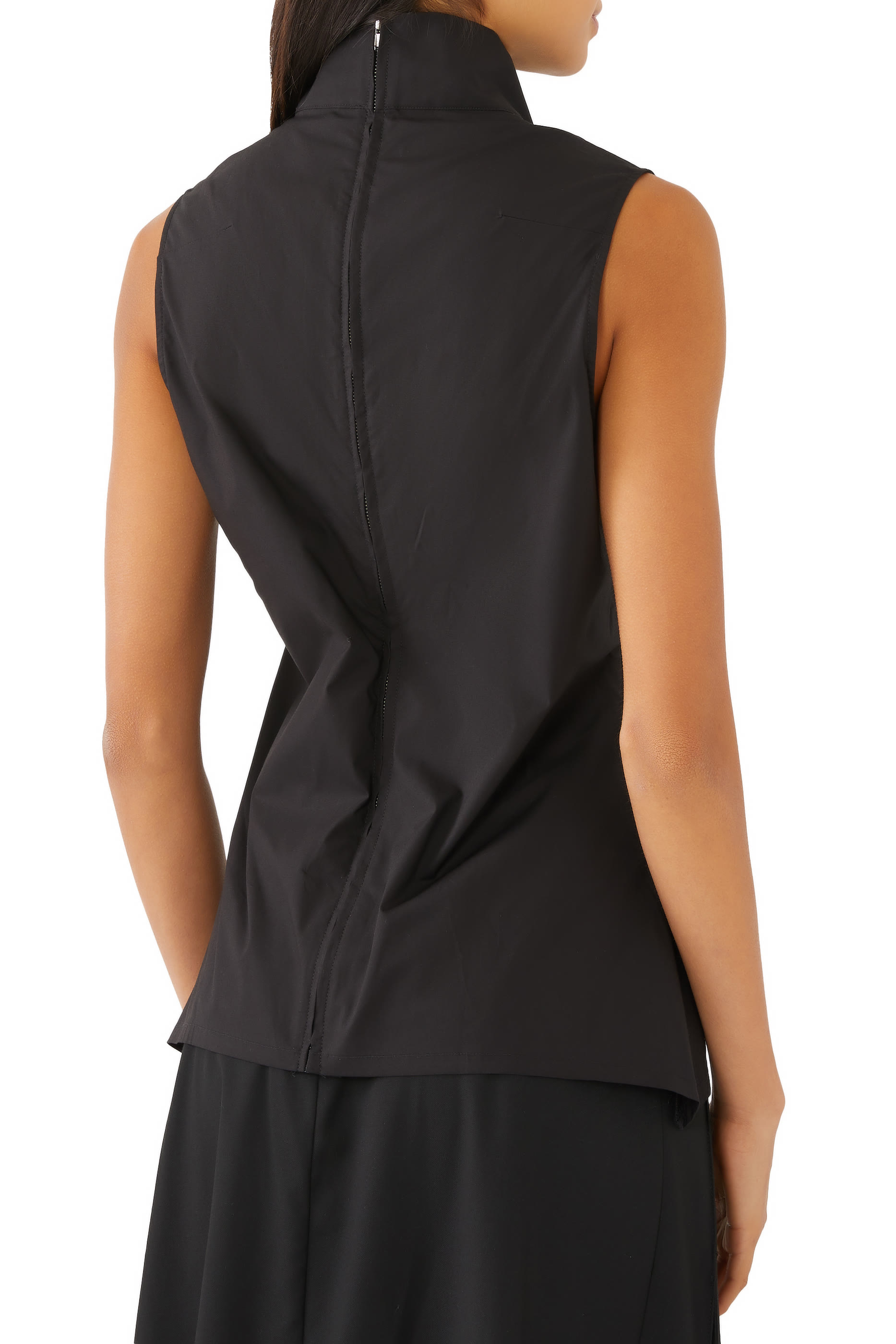 بلوزة بلا أكمام