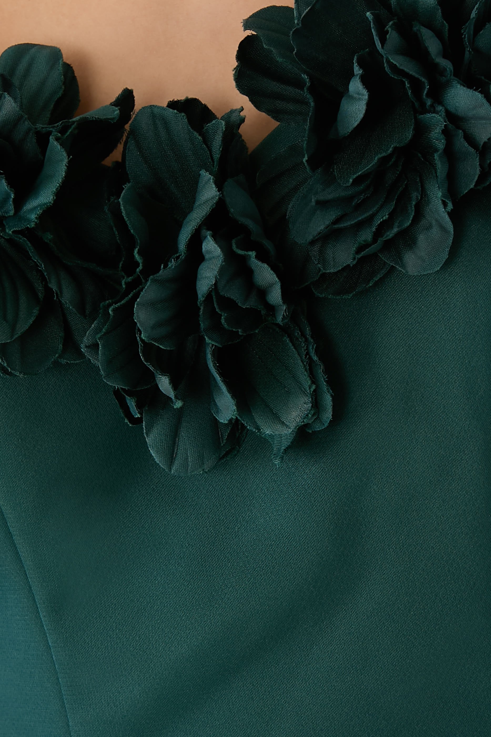 فستان سهرة مطرز بأكتاف مكشوفة وقصة حورية البحر