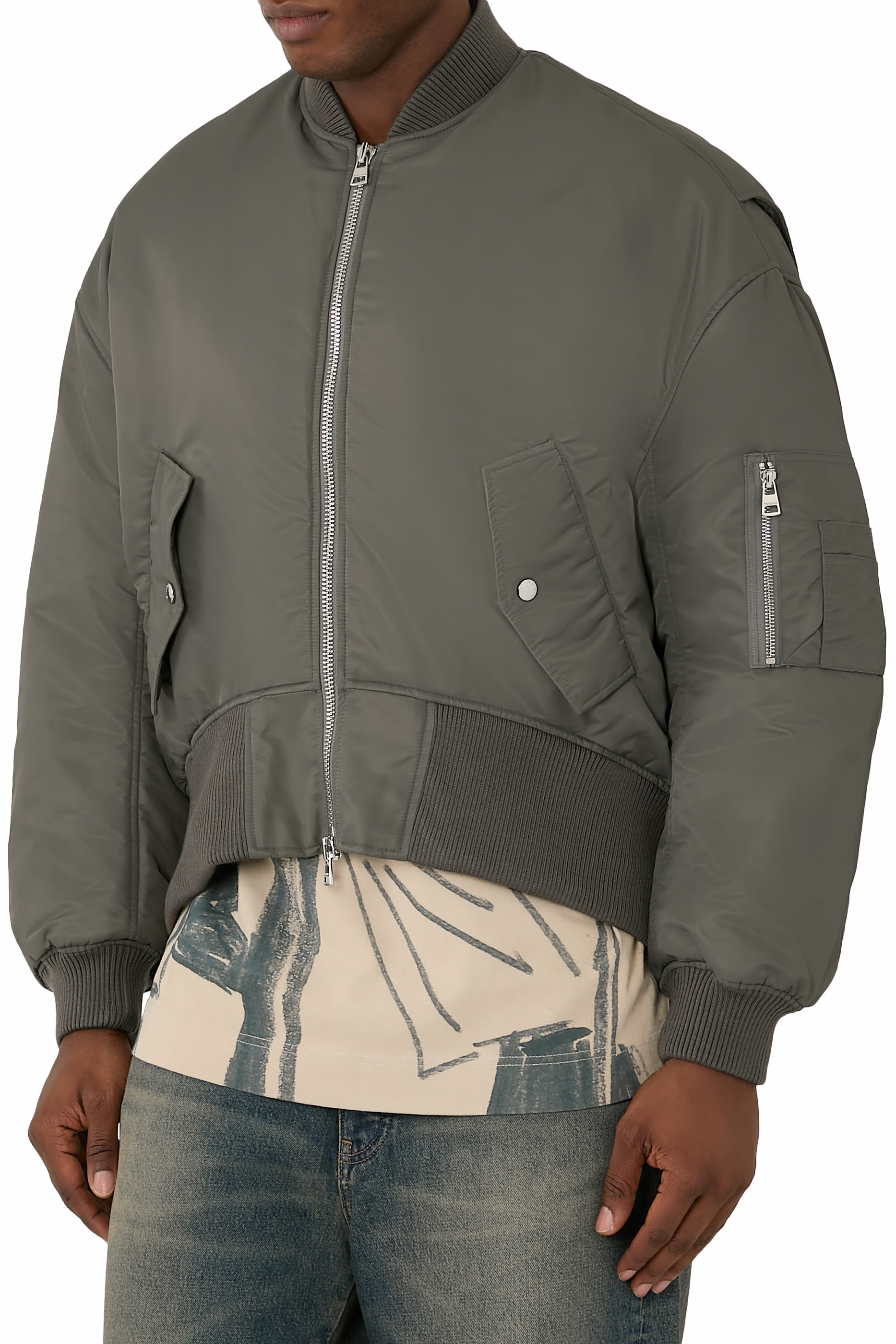 جاكيت بومبر بقصة فضفاضة وحافة مقوسة