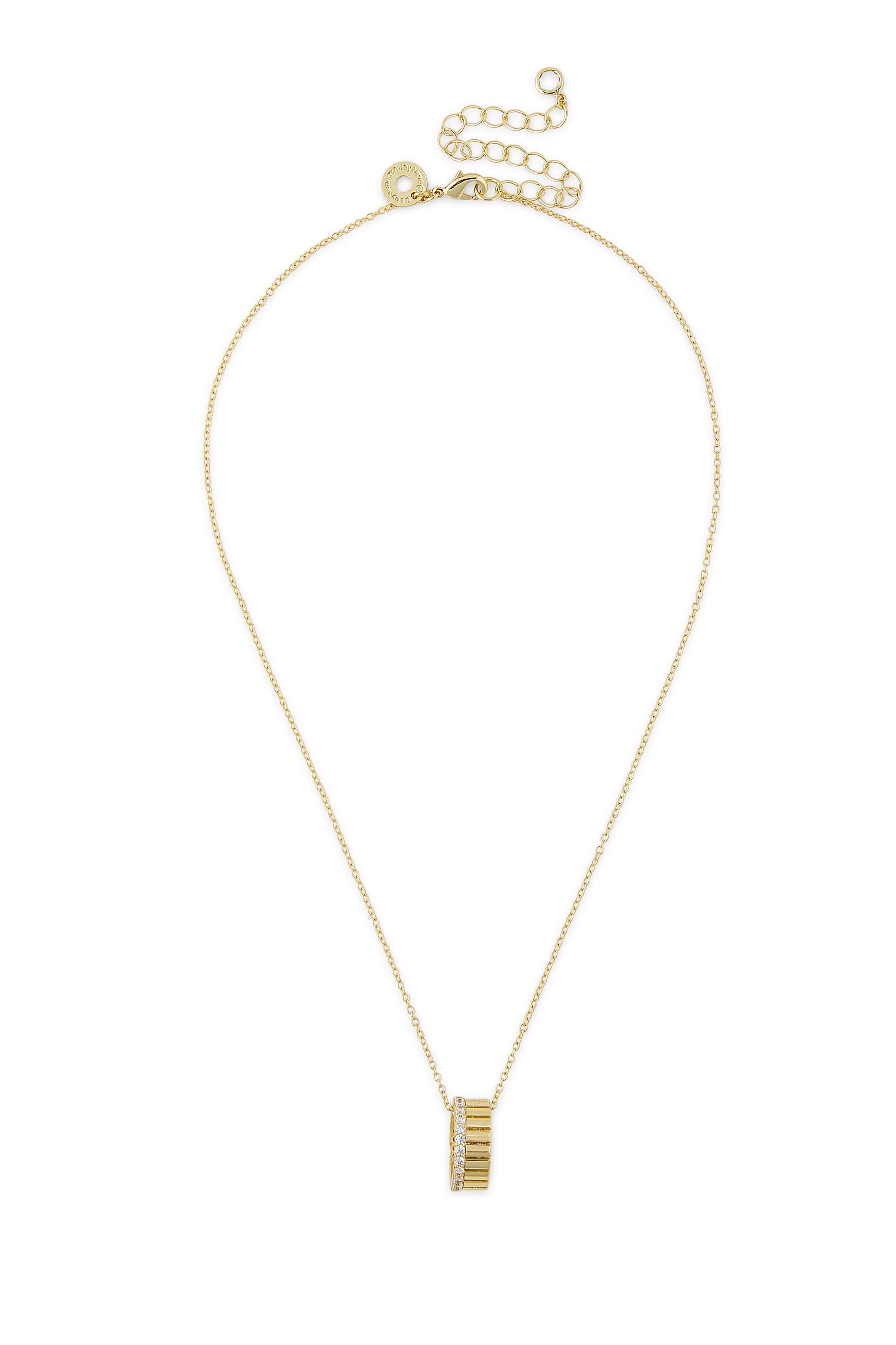 قلادة بحلية على شكل عجلة بشعار الماركة مرصعة بأحجار زركونيا مكعبة، نحاس مطلي بذهب 