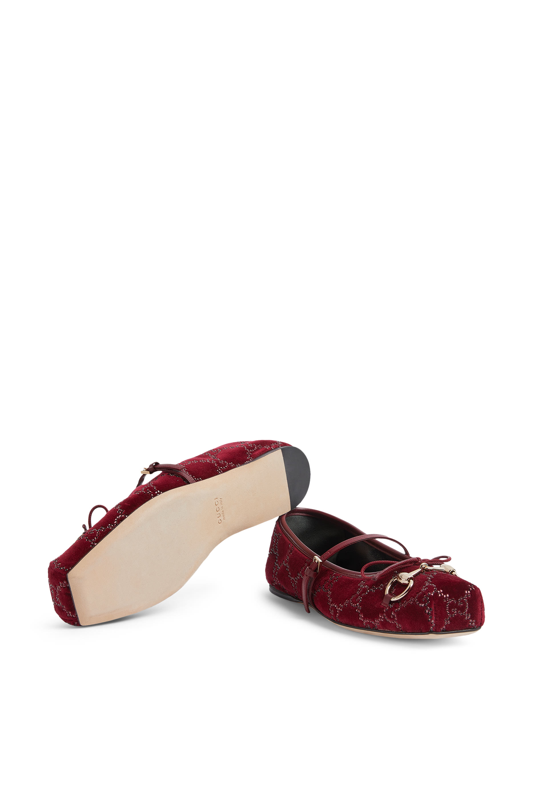 حذاء بالرينا بحلية شعار الماركة مرصعة بكريستال