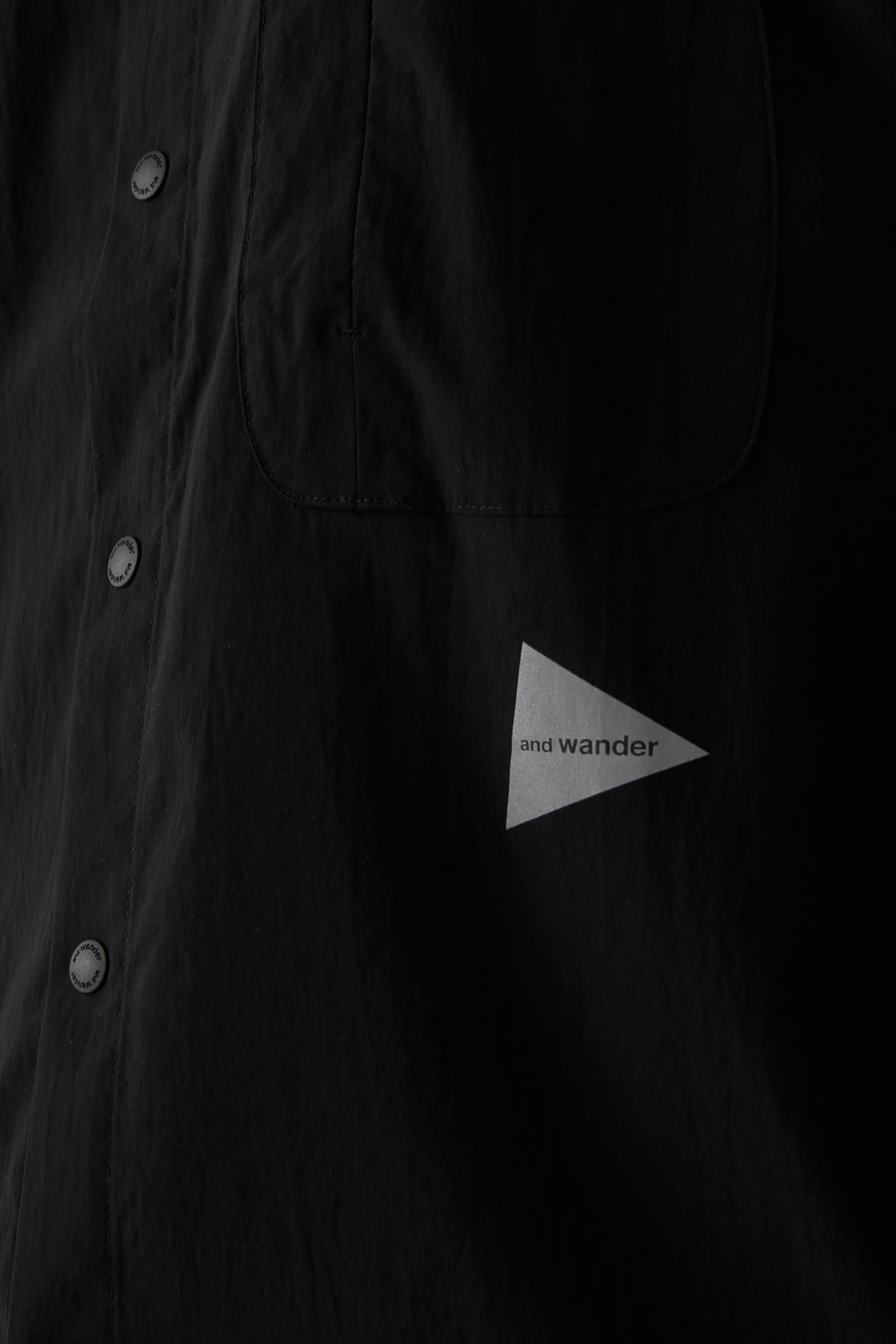 قميص بأكمام طويلة وقاعدة صوف