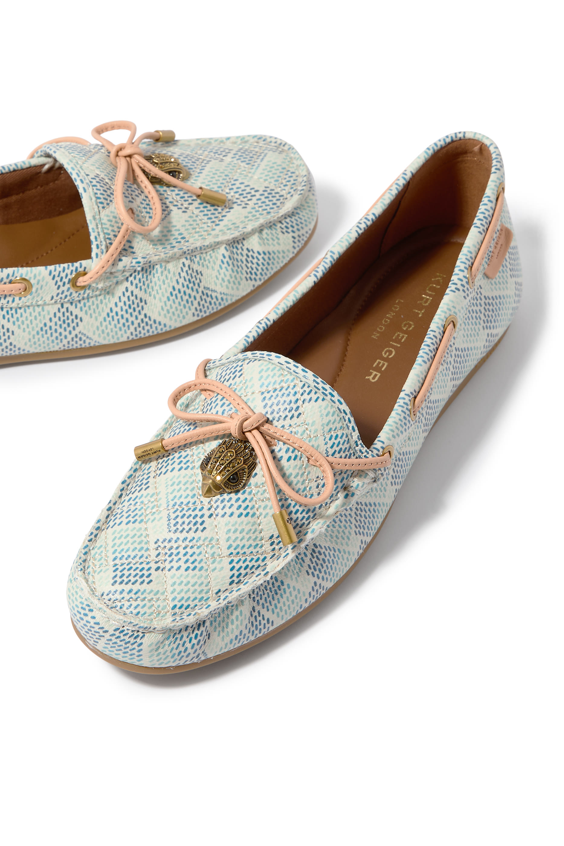 حذاء موكاسين مزين بحلية شعار الماركة