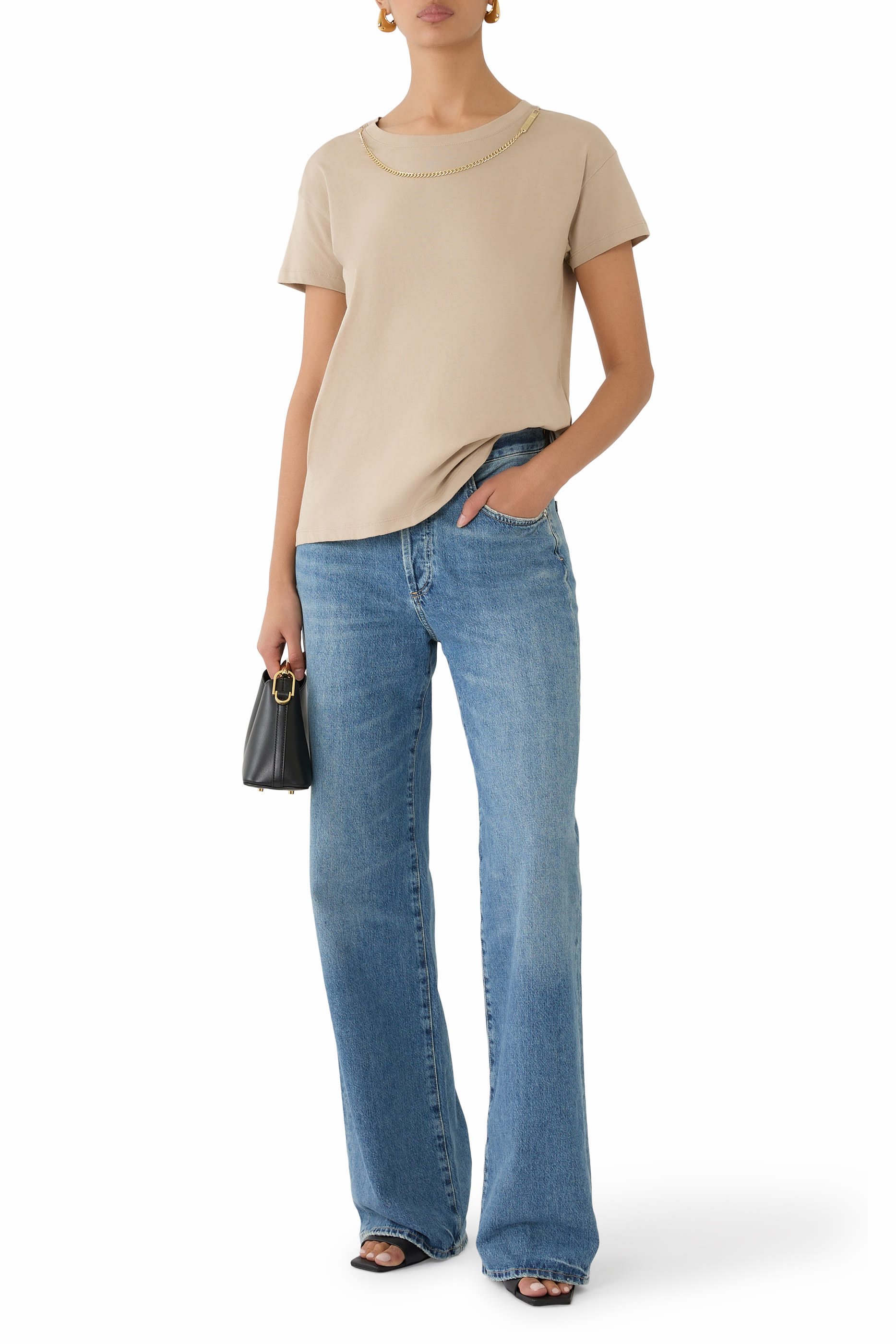 تيشيرت بياقة مزينة بسلسلة من تشكيلة الملابس شبه الرسمية