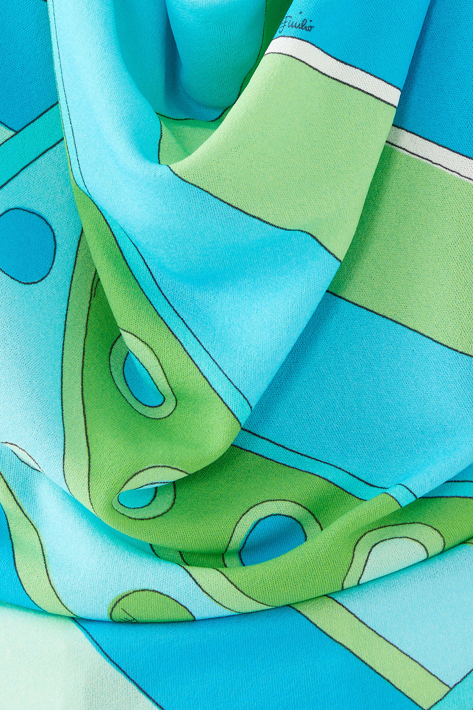 بلوزة برباط حول العنق ونقشة فيفارا