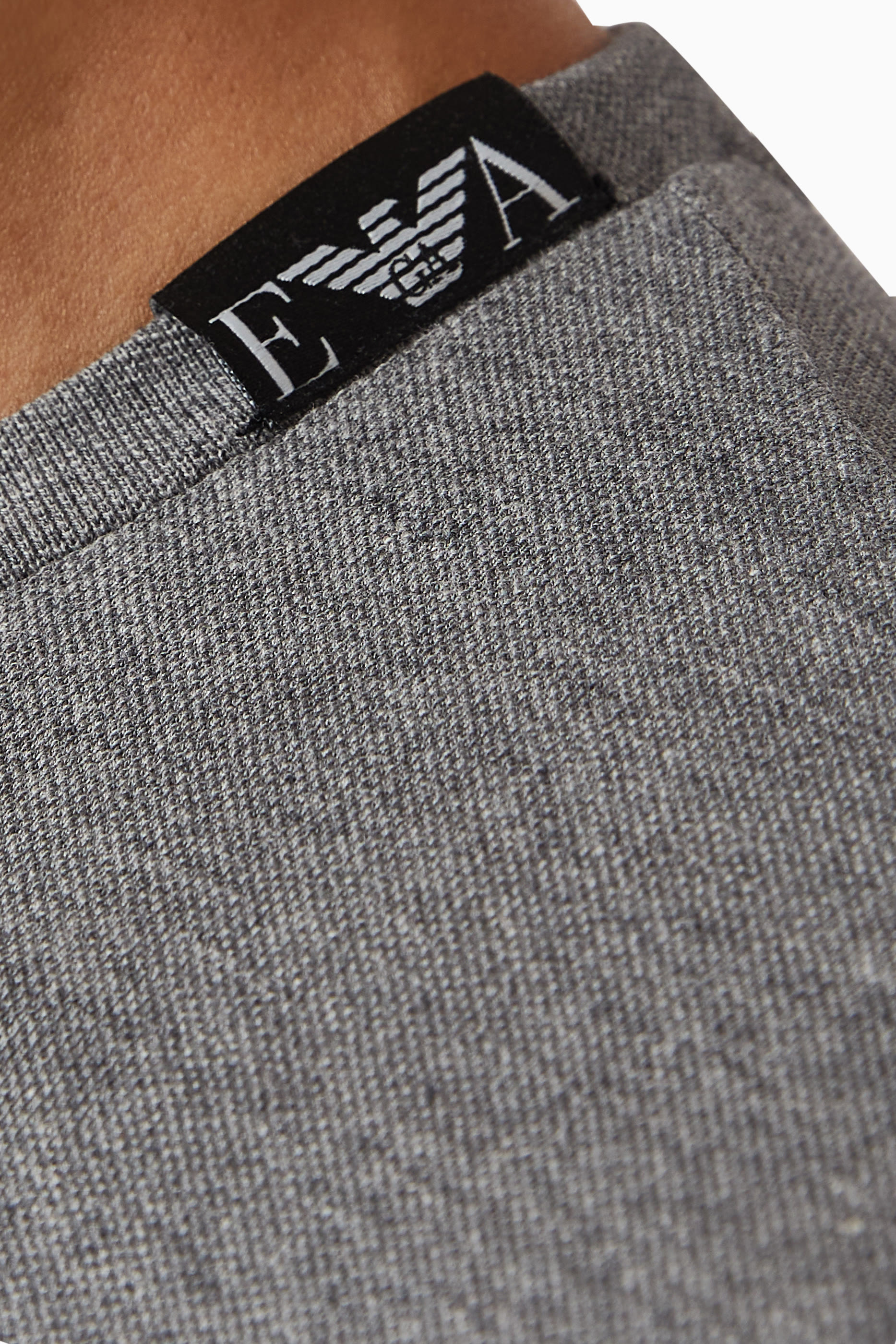 تيشيرت بياقة ضيقة