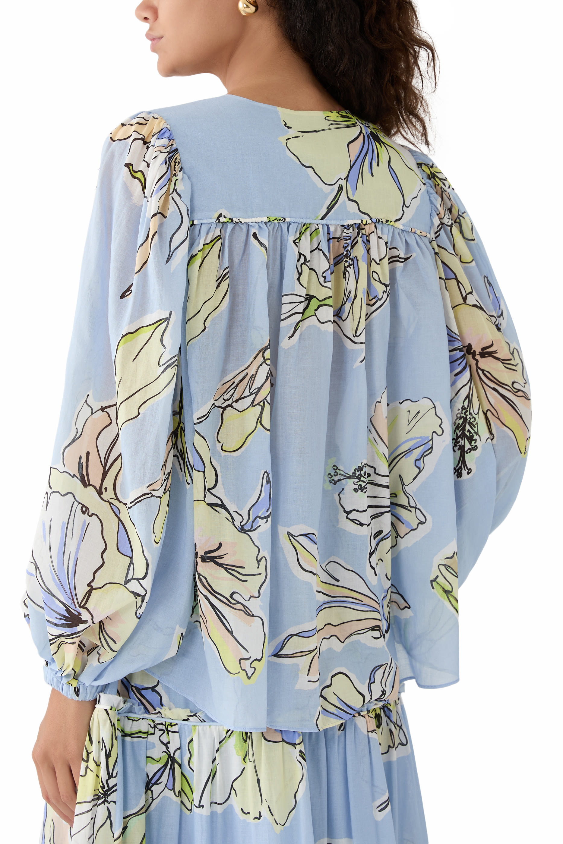 بلوزة رومانتيكا