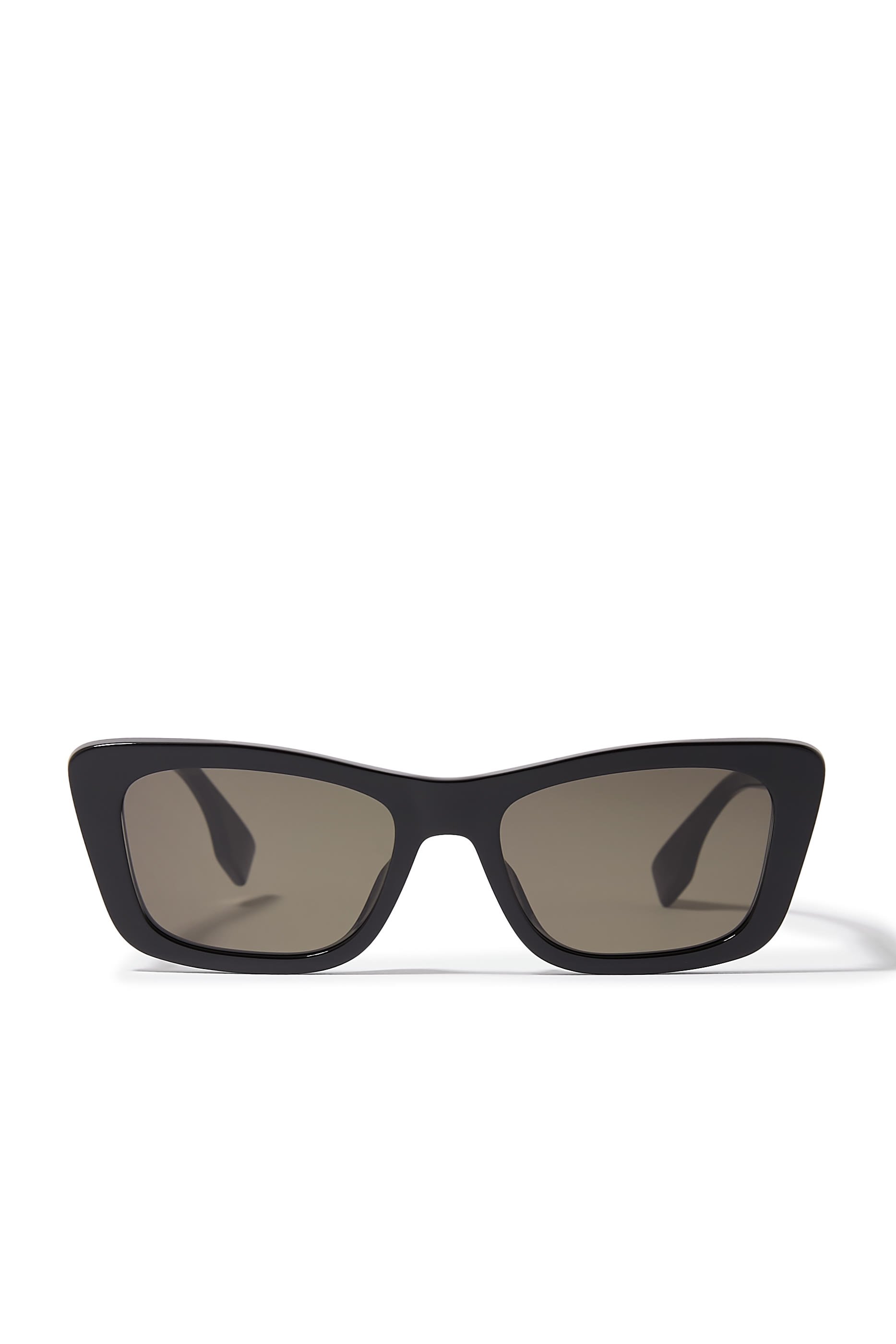 نظارة شمسية بإطار هندسي مزينة بشعار الماركة