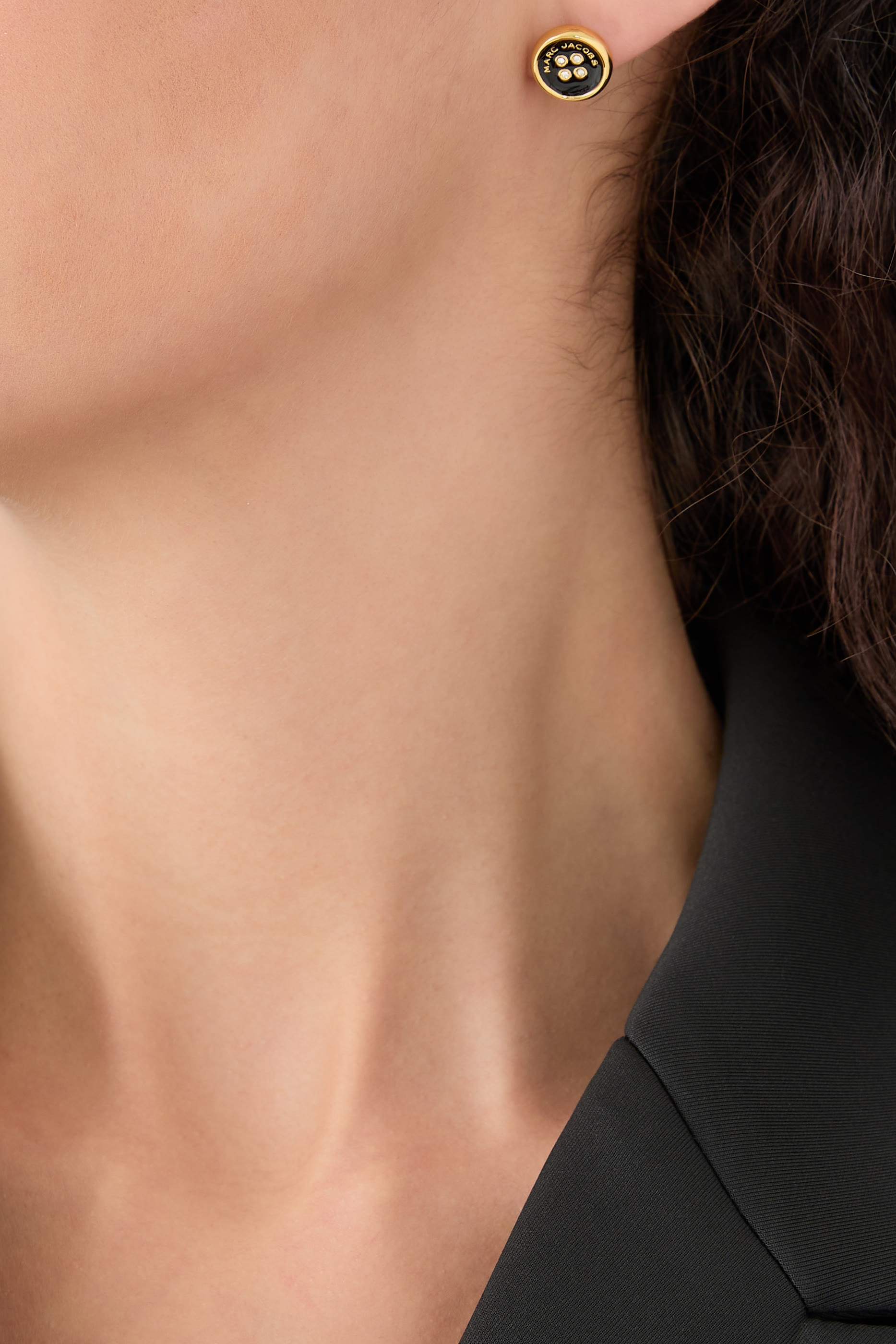 أقراط بتصميم أزرار