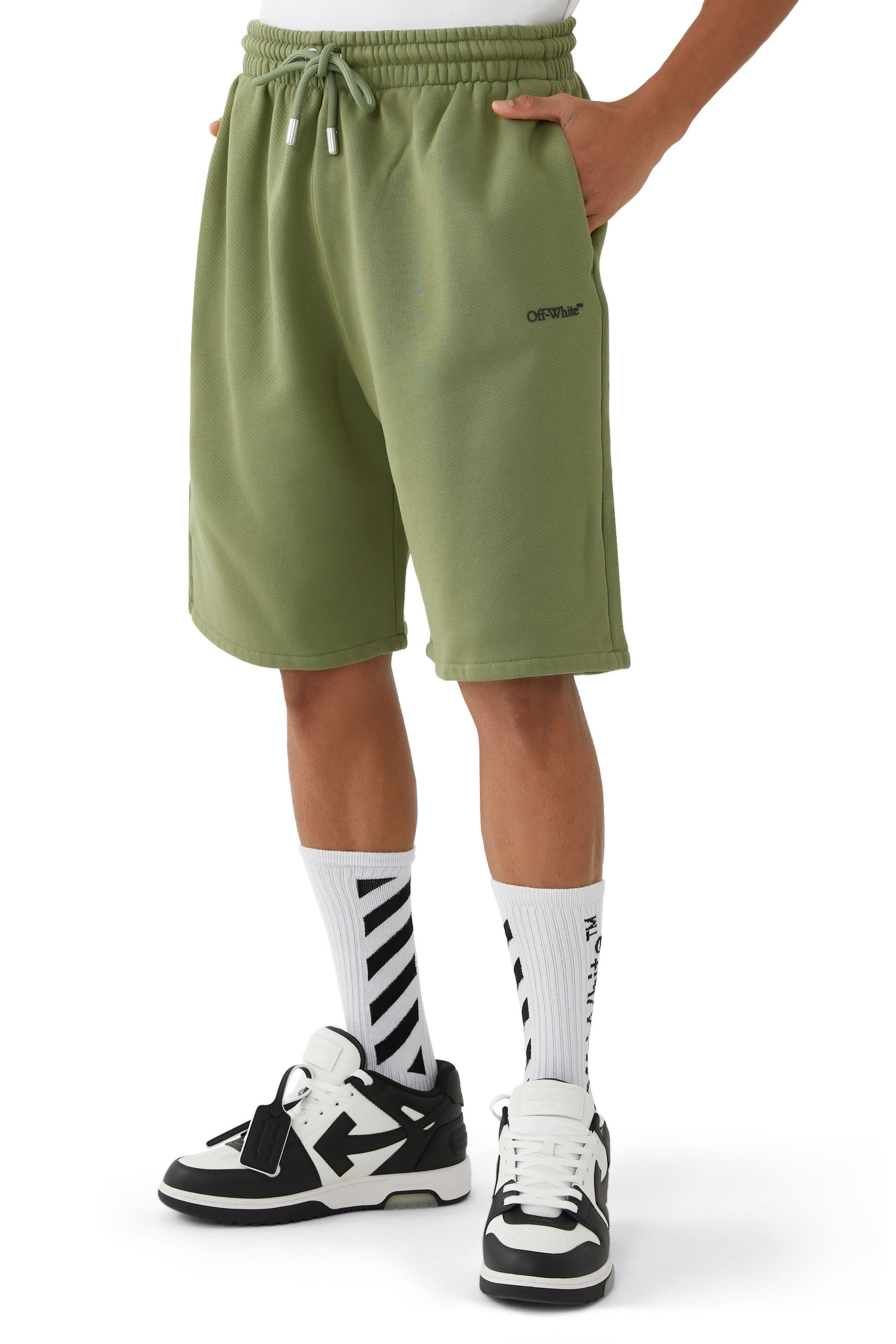 شورت رياضي بشعار أسهم بتصميم مشوش