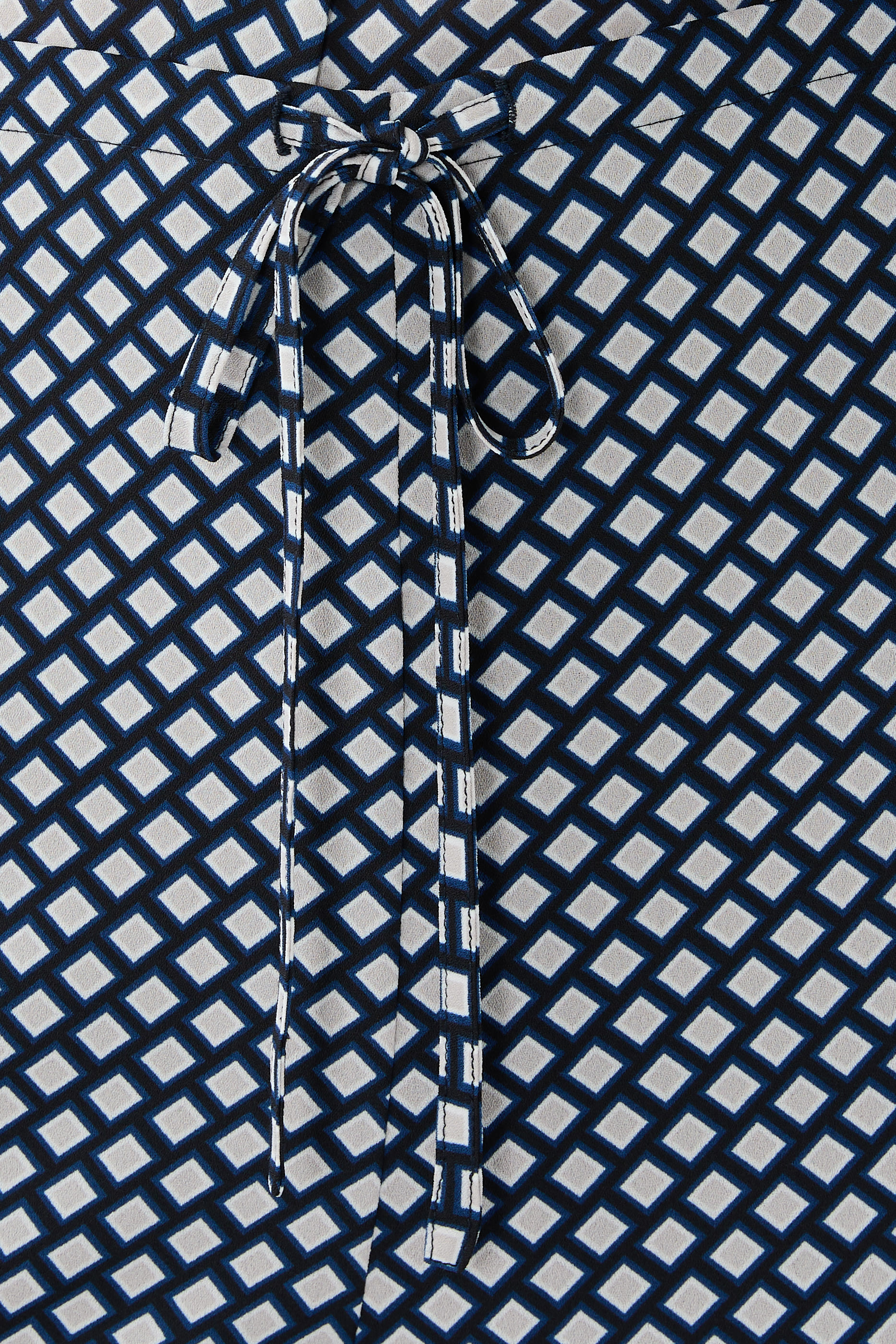 بنطال بنقشة هندسية