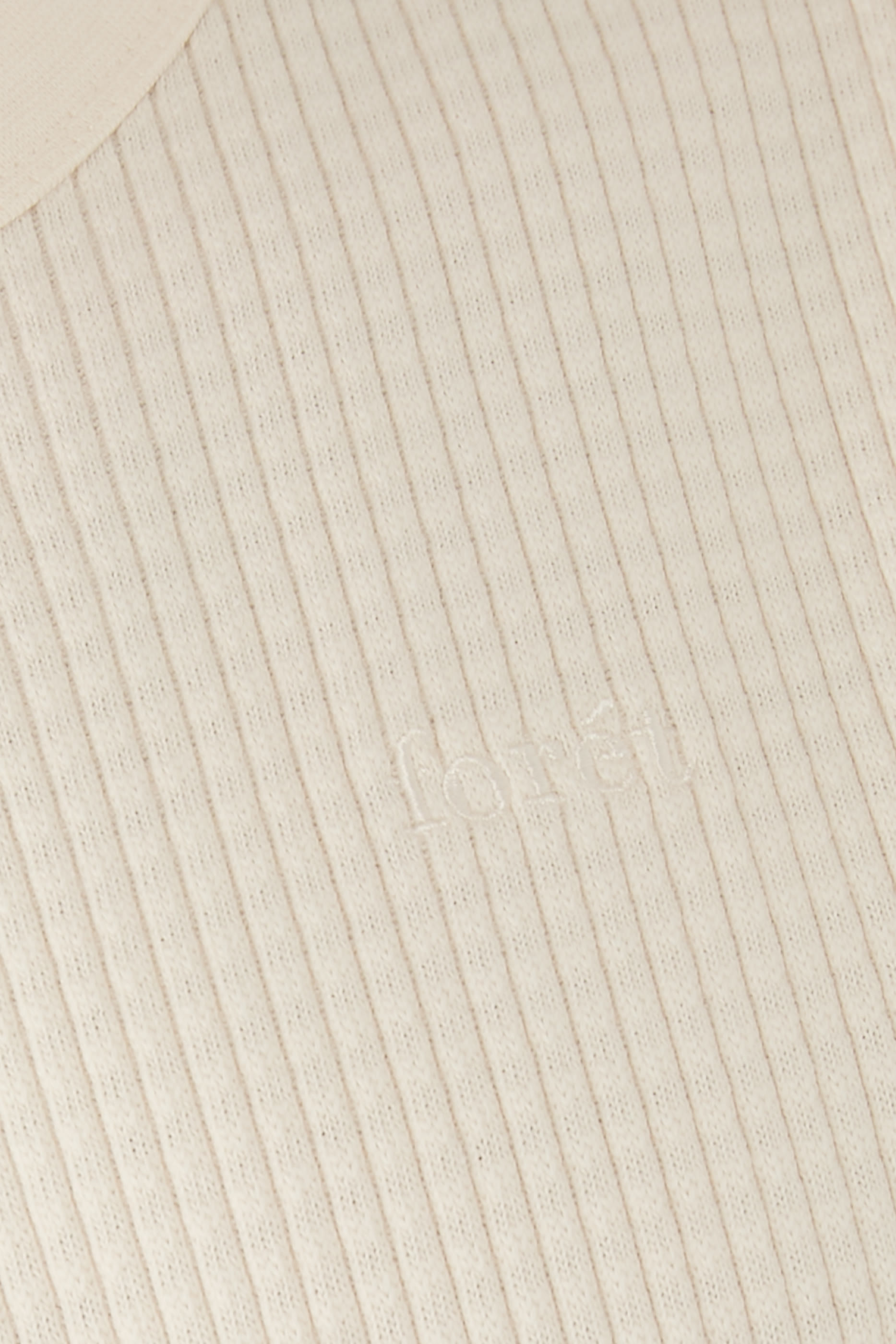 تيشيرت بأكمام طويلة وتفاصيل مضلعة