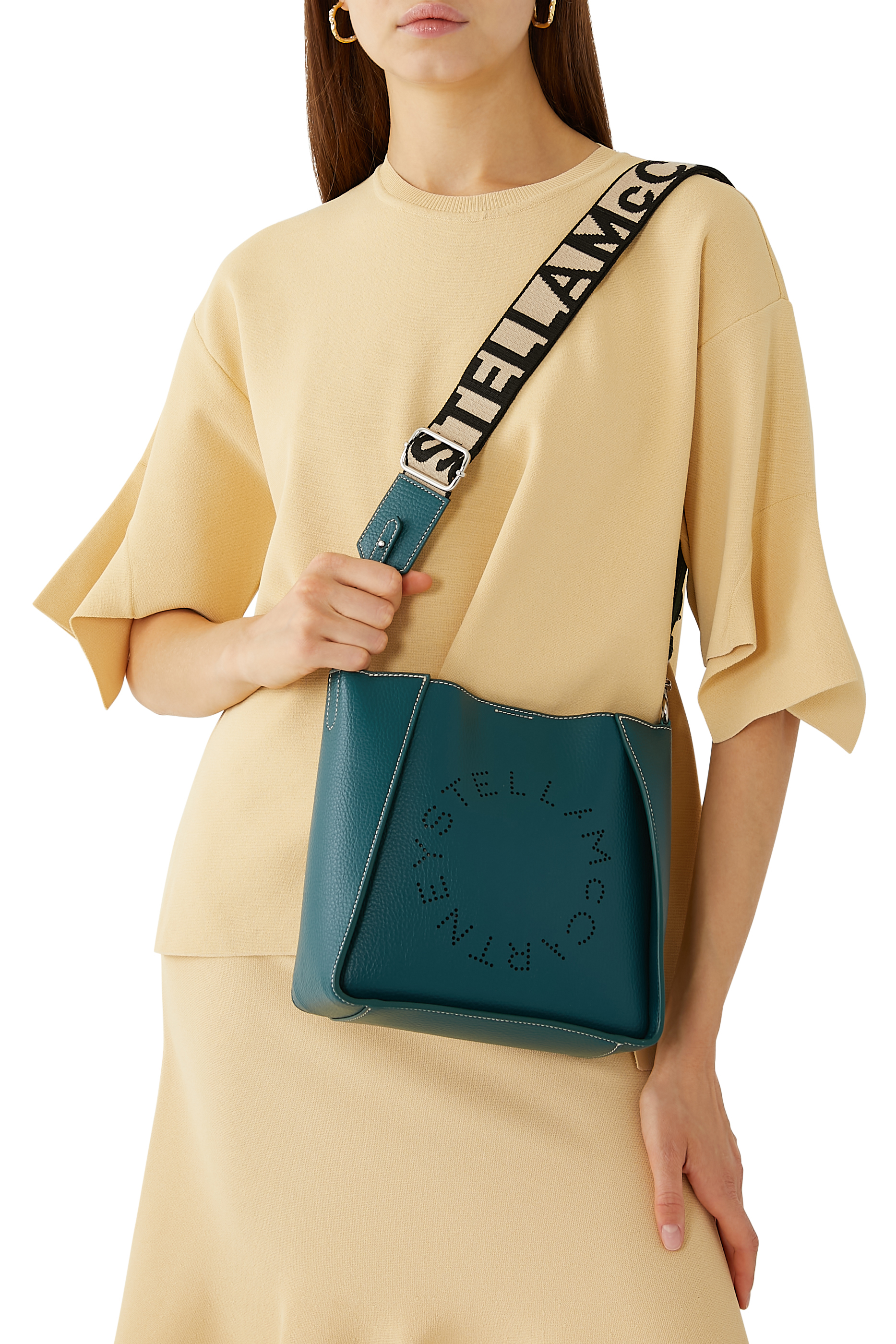 حقيبة كروس بودي صغيرة بشعار الماركة