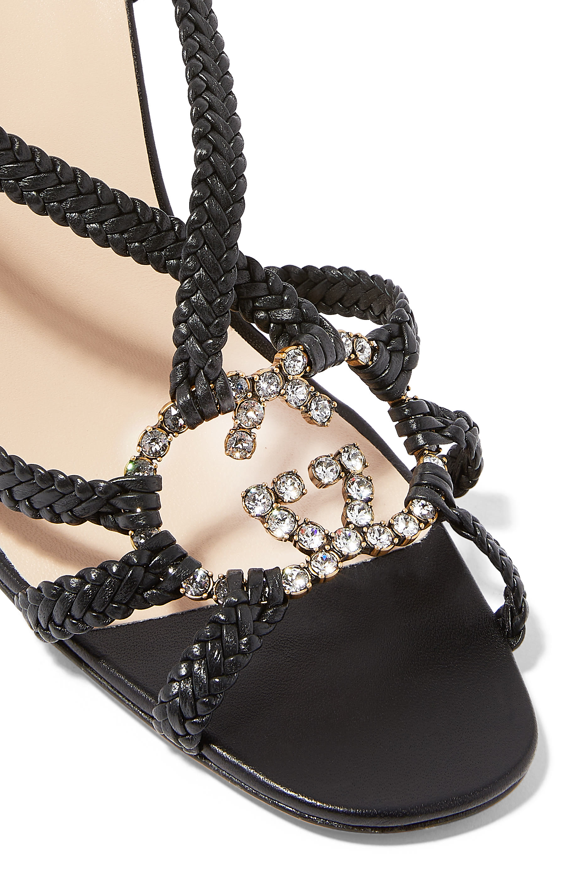 صندل 95 بحرف شعار الماركة بتصميم متداخل مرصع بالكريستال