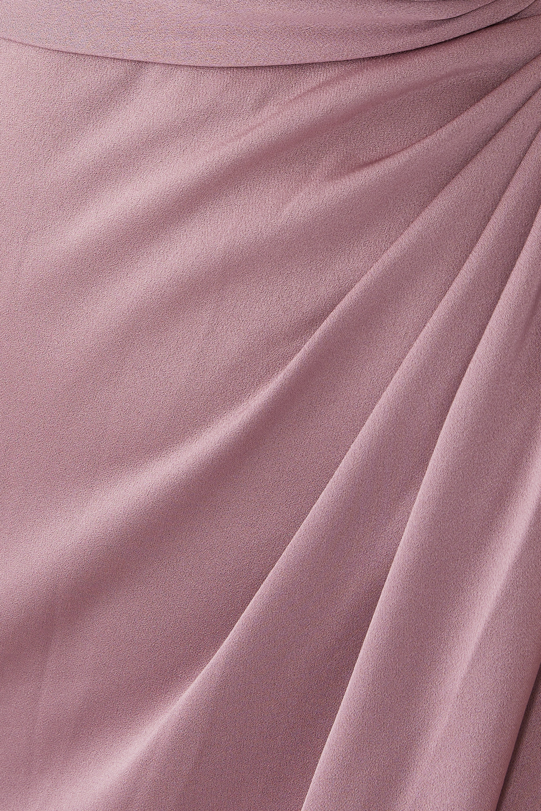 فستان سهرة بتصميم ملفوف بكتف واحد