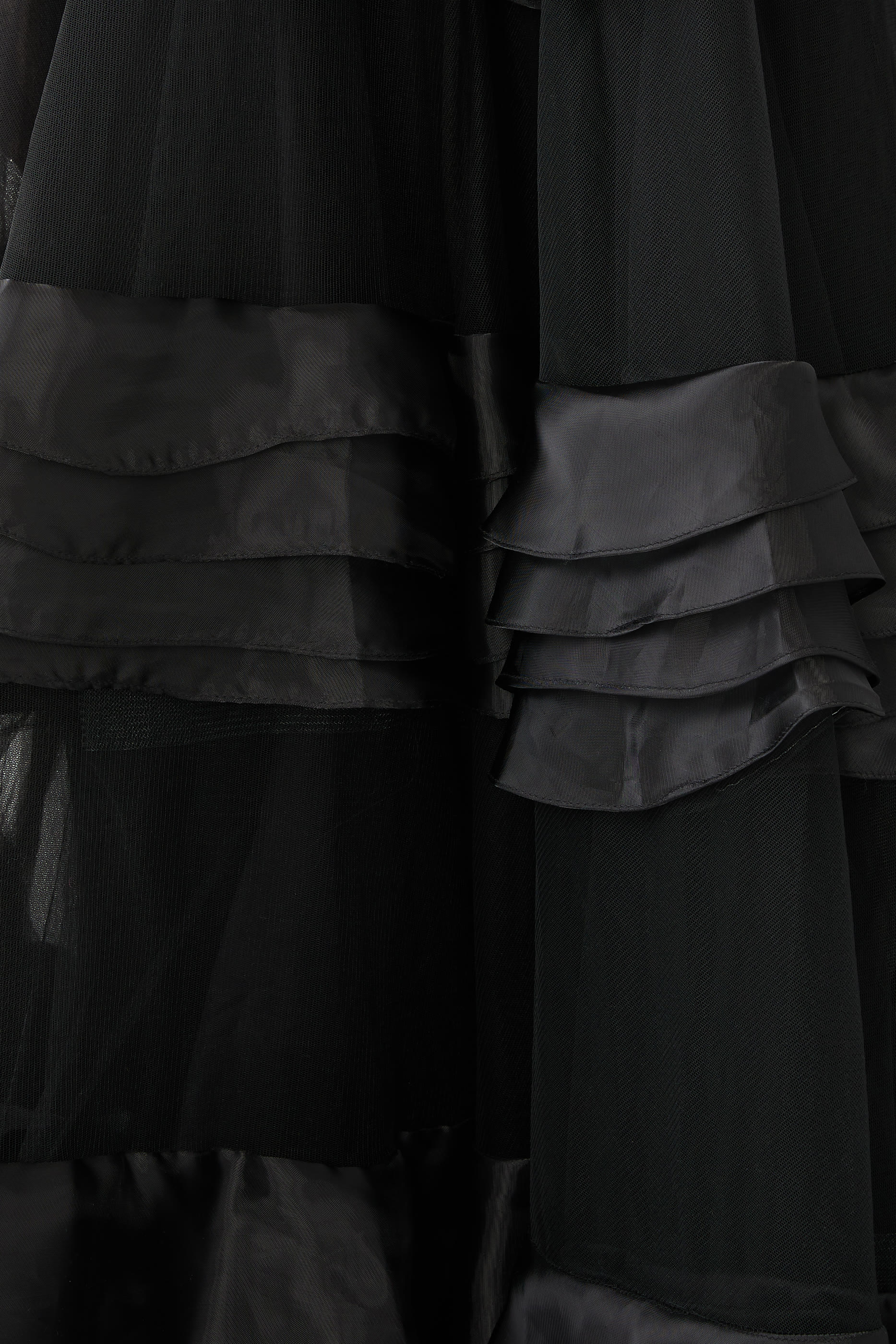 فستان سهرة بلا حمالات بطبقات