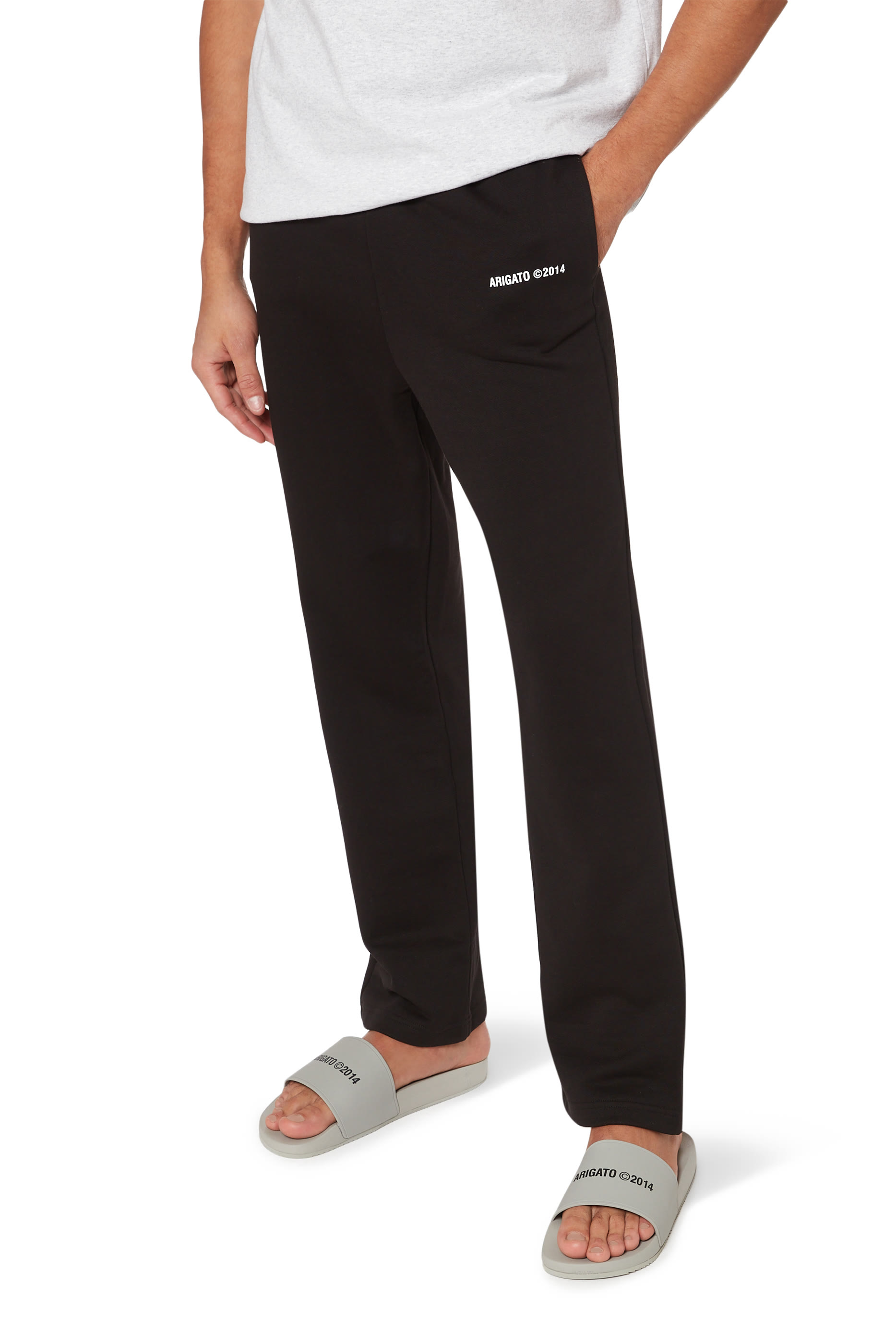 حذاء مفتوح بشعار الماركة