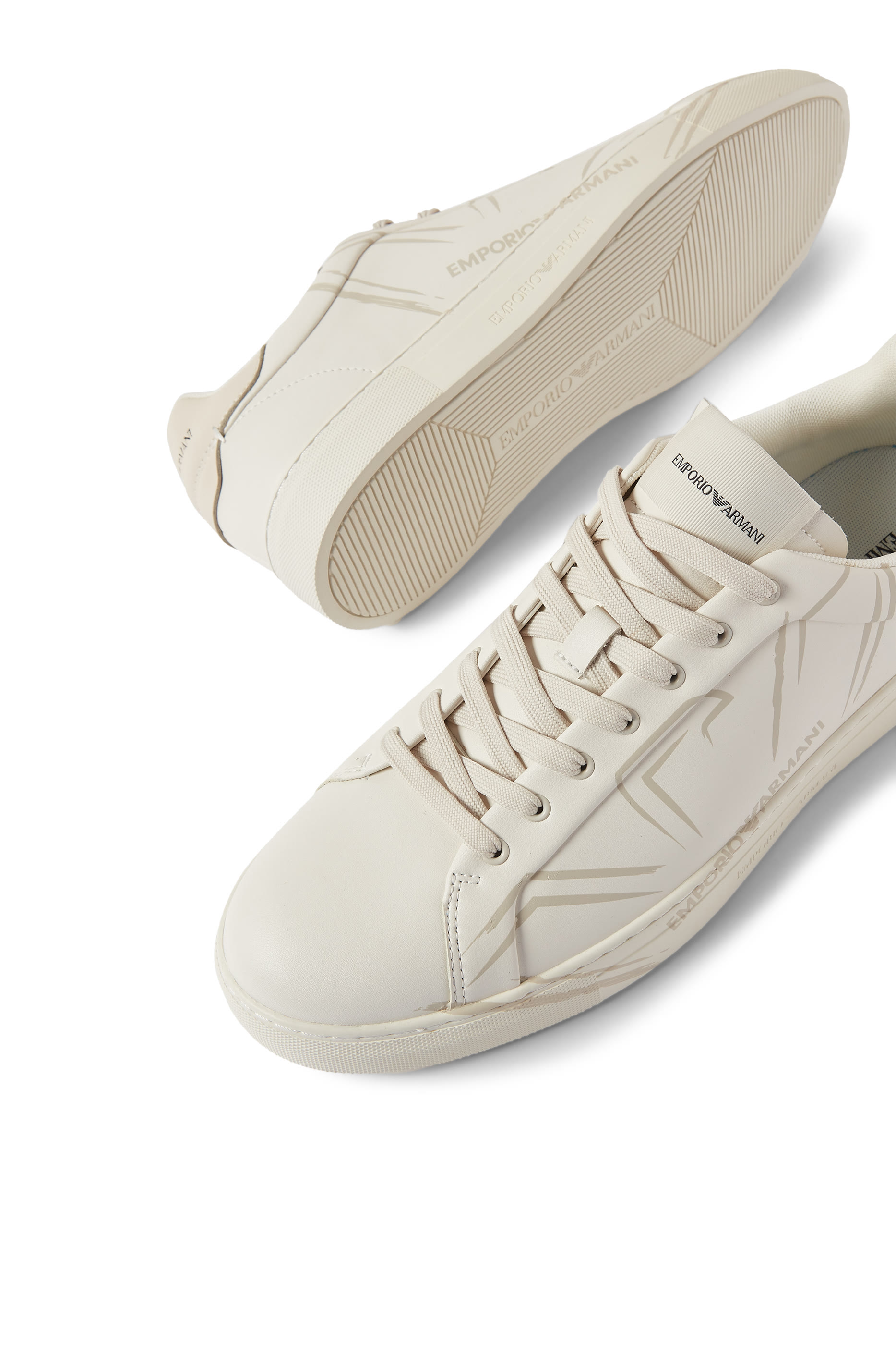 سنيكرز مزين بشعار الماركة بحجم كبير