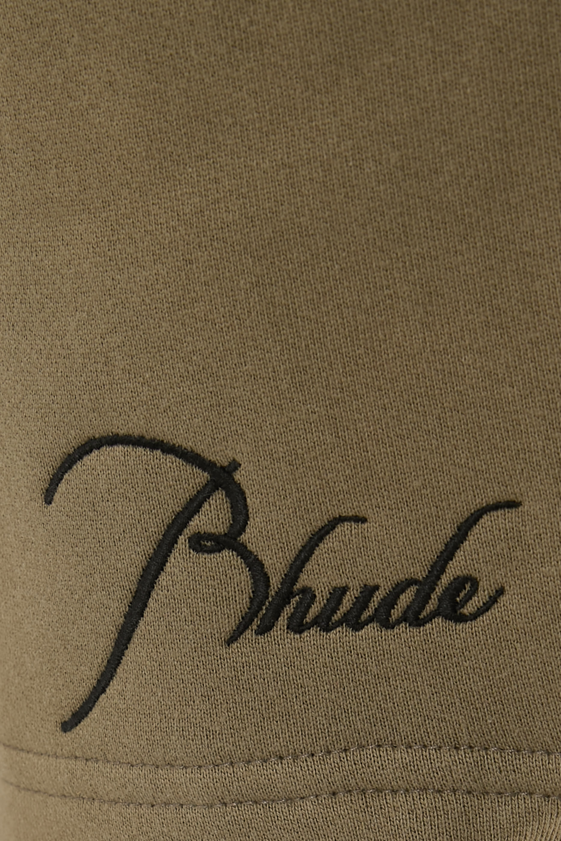 شورت رياضي بشعار الماركة