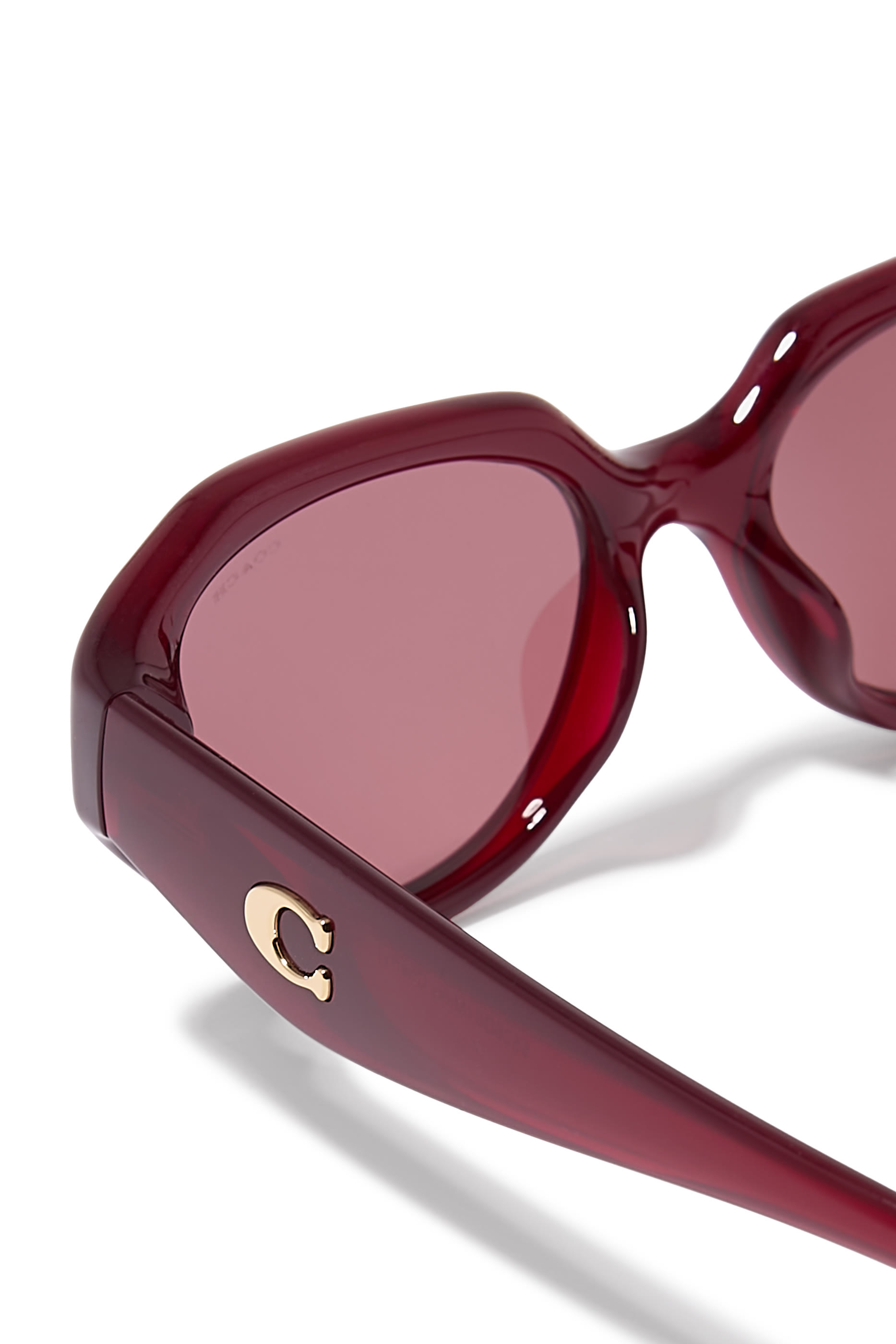 نظارة شمسية بإطار غير منتظم وشعار C منحوت على الذراعين
