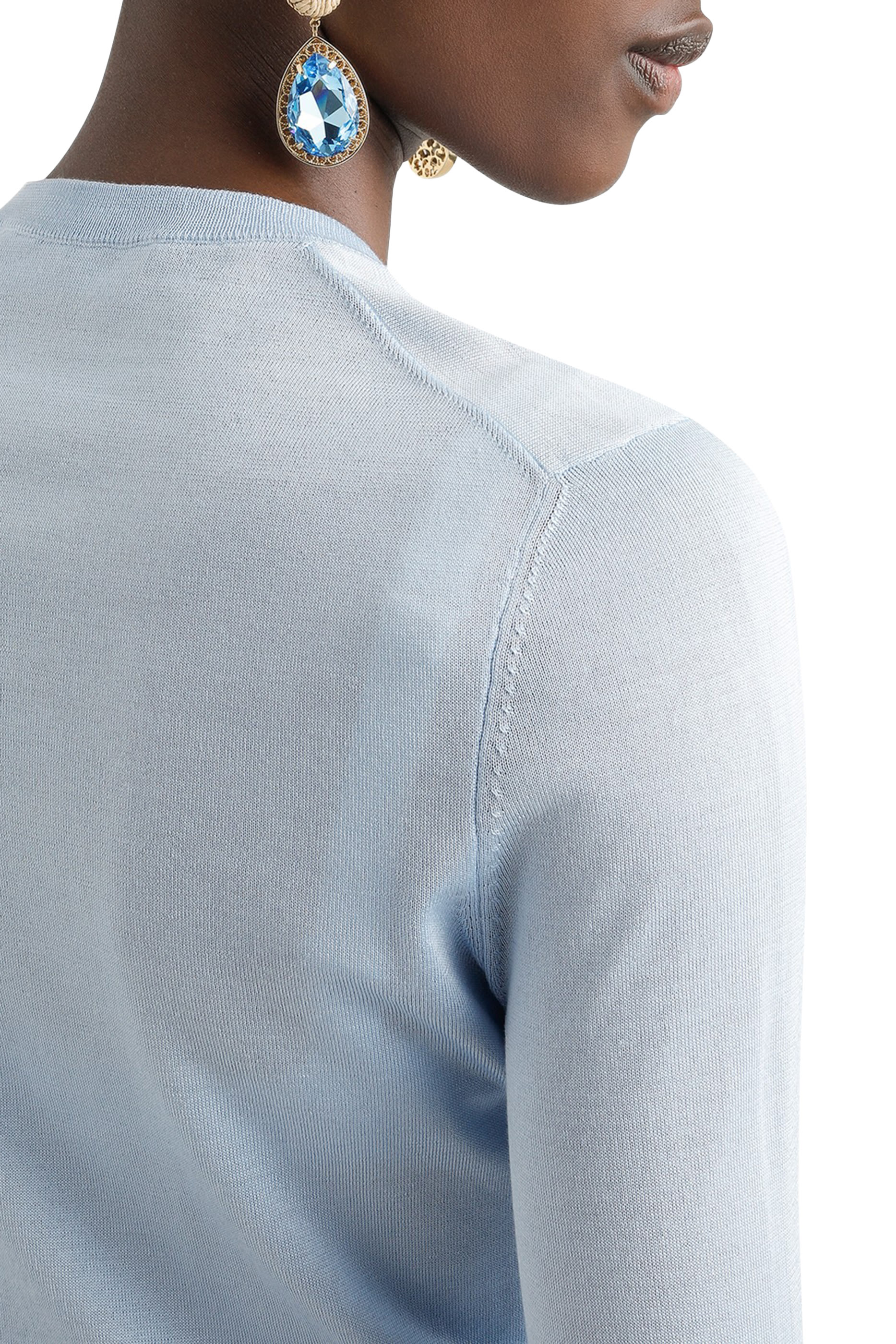 سترة حرير مع بروش بتصميم زهرة