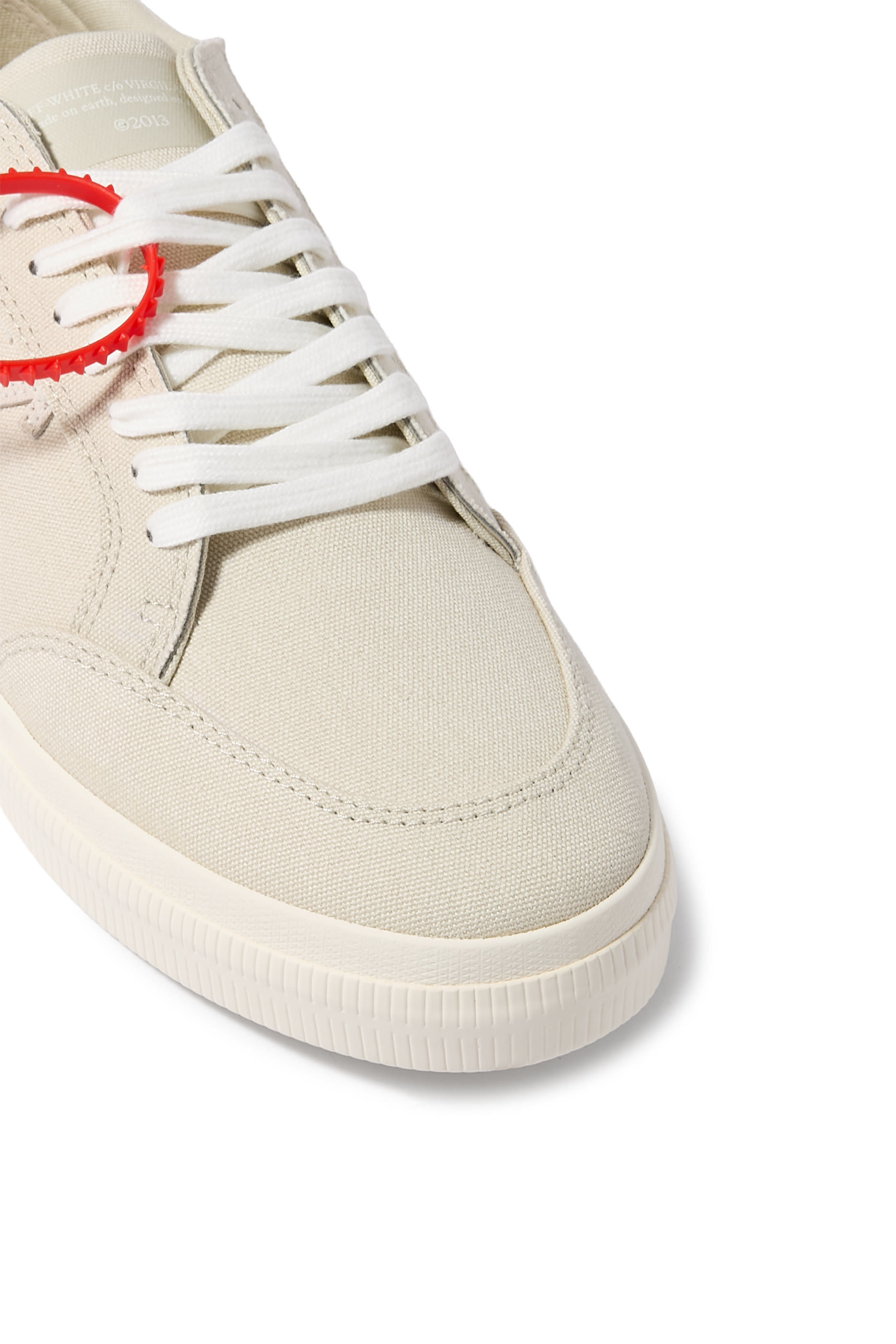 سنيكرز بشعار الماركة بارز الملمس