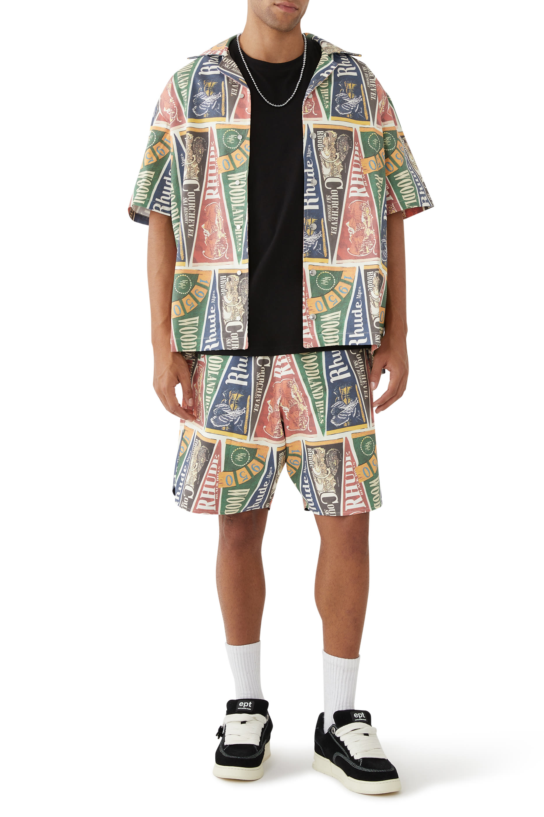 قميص بشعار جامعي وإغلاق مغناطيسي