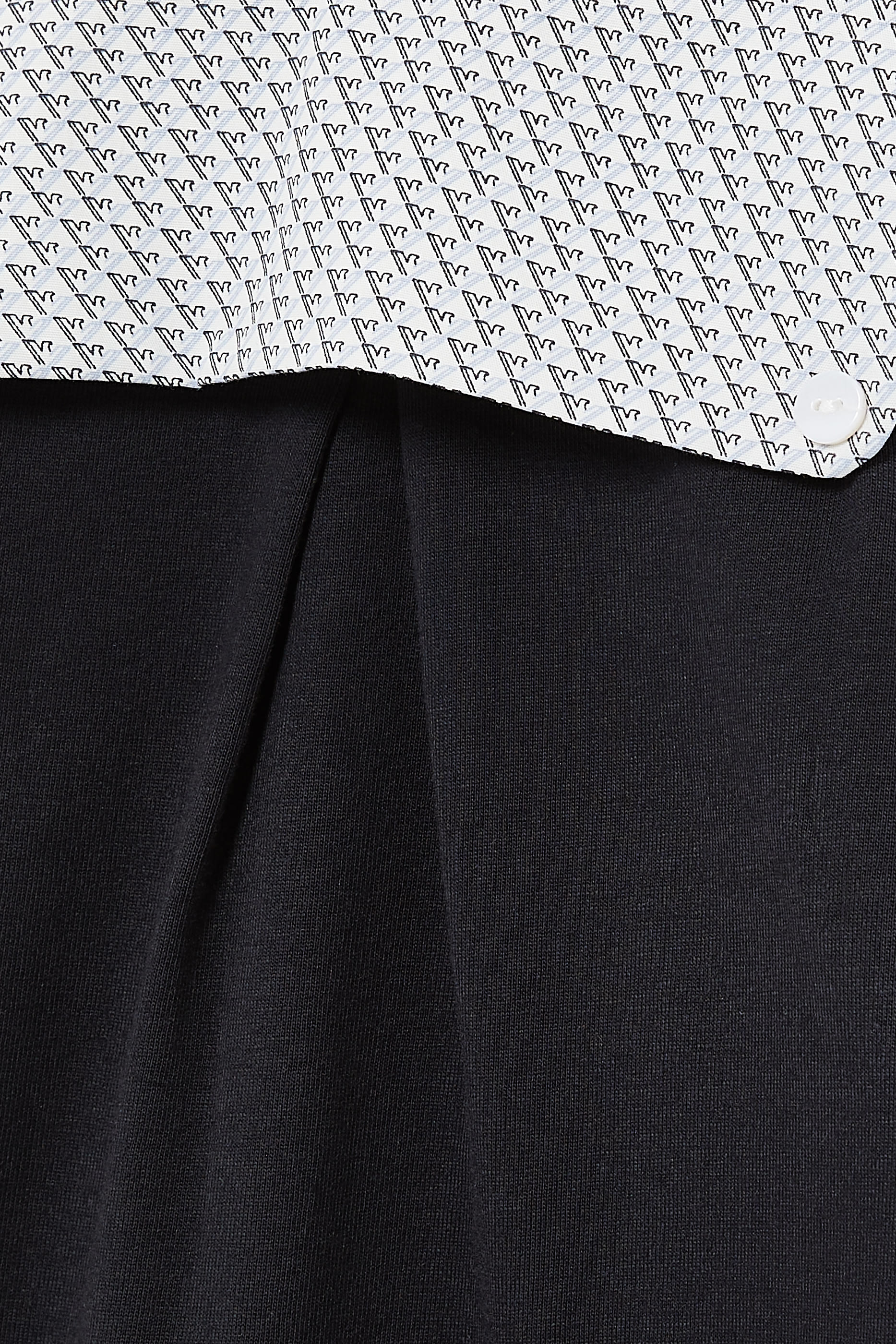 طقم جمبسوت وقبعة بشعار الماركة من تشكيلة الملابس الأساسية