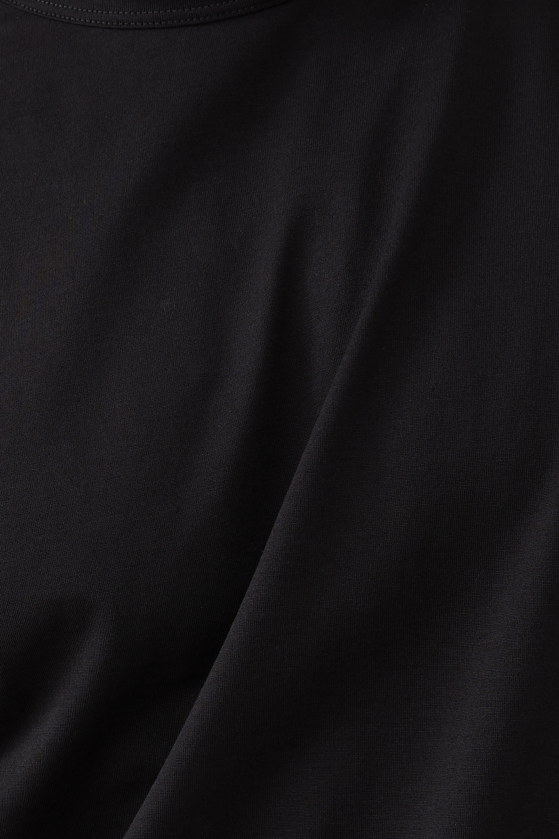 تيشيرت كلاسيكي بياقة ضيقة وأكمام قصيرة