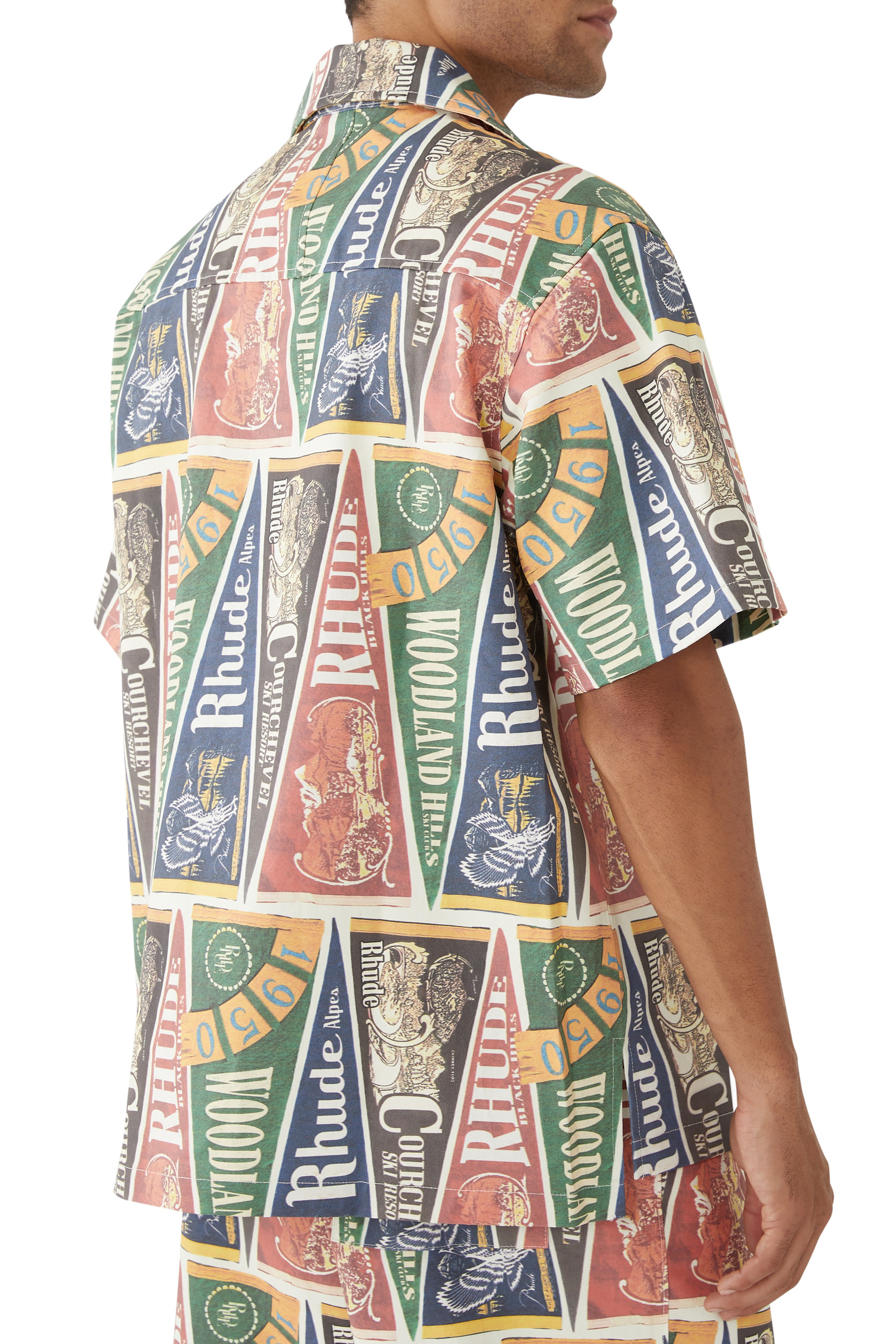 قميص بشعار جامعي وإغلاق مغناطيسي