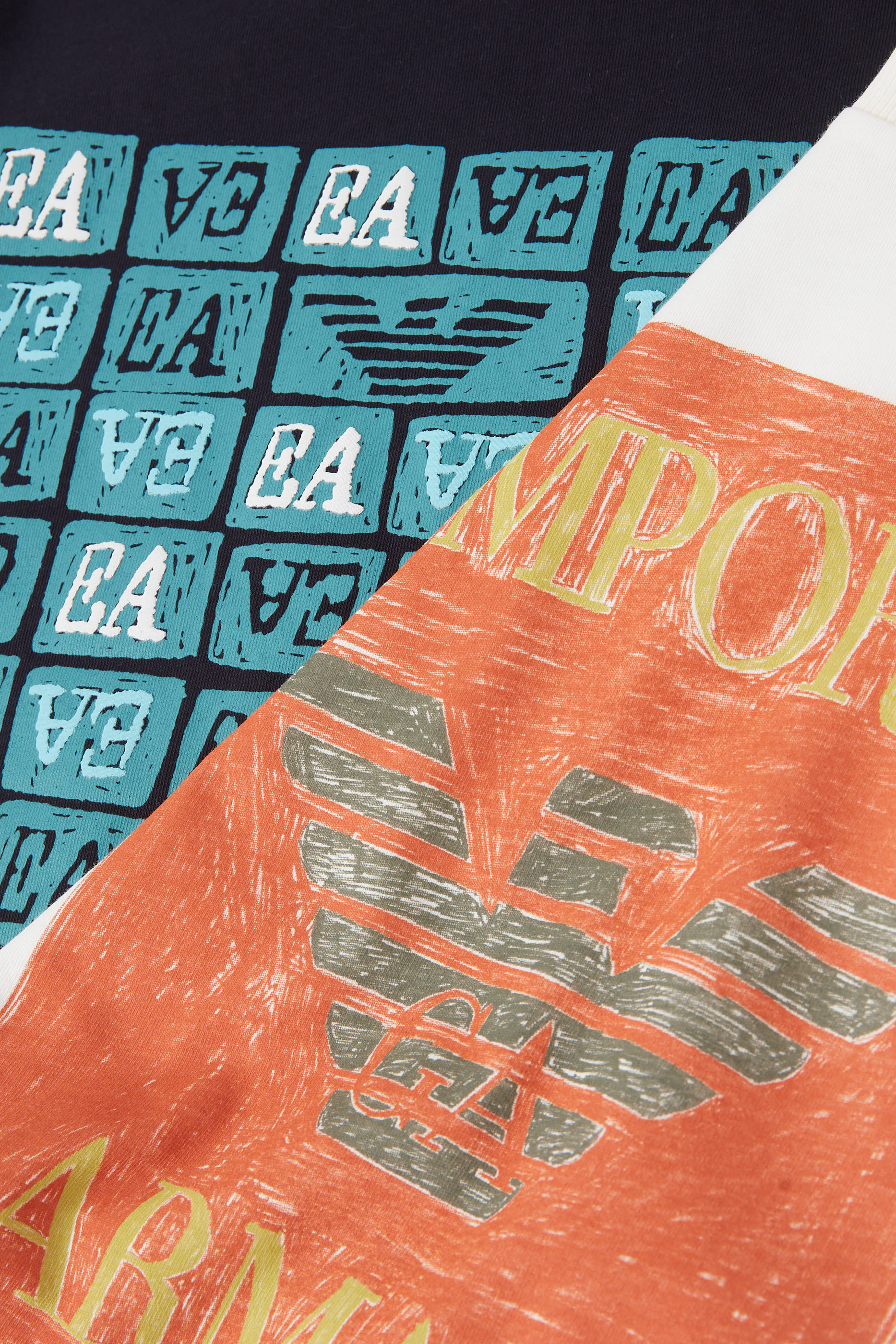 طقم تيشيرت بشعار الماركة للأطفال قطعتين