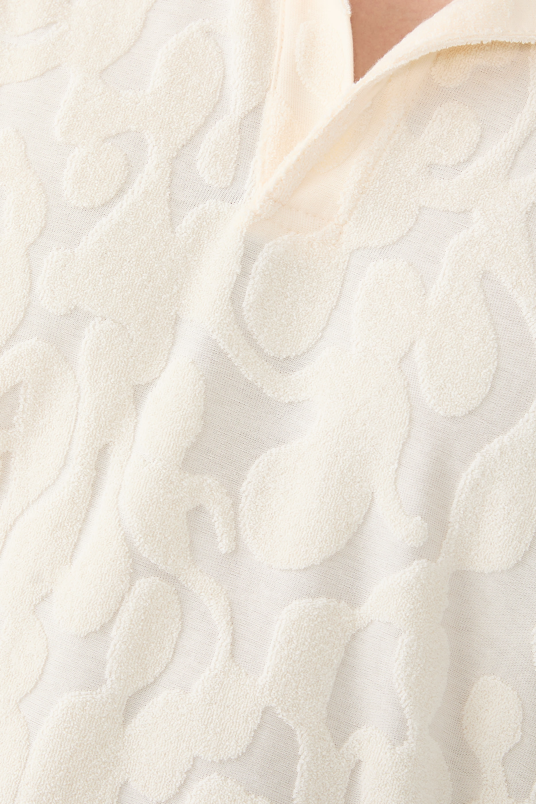 قميص بولو بجيب على الصدر