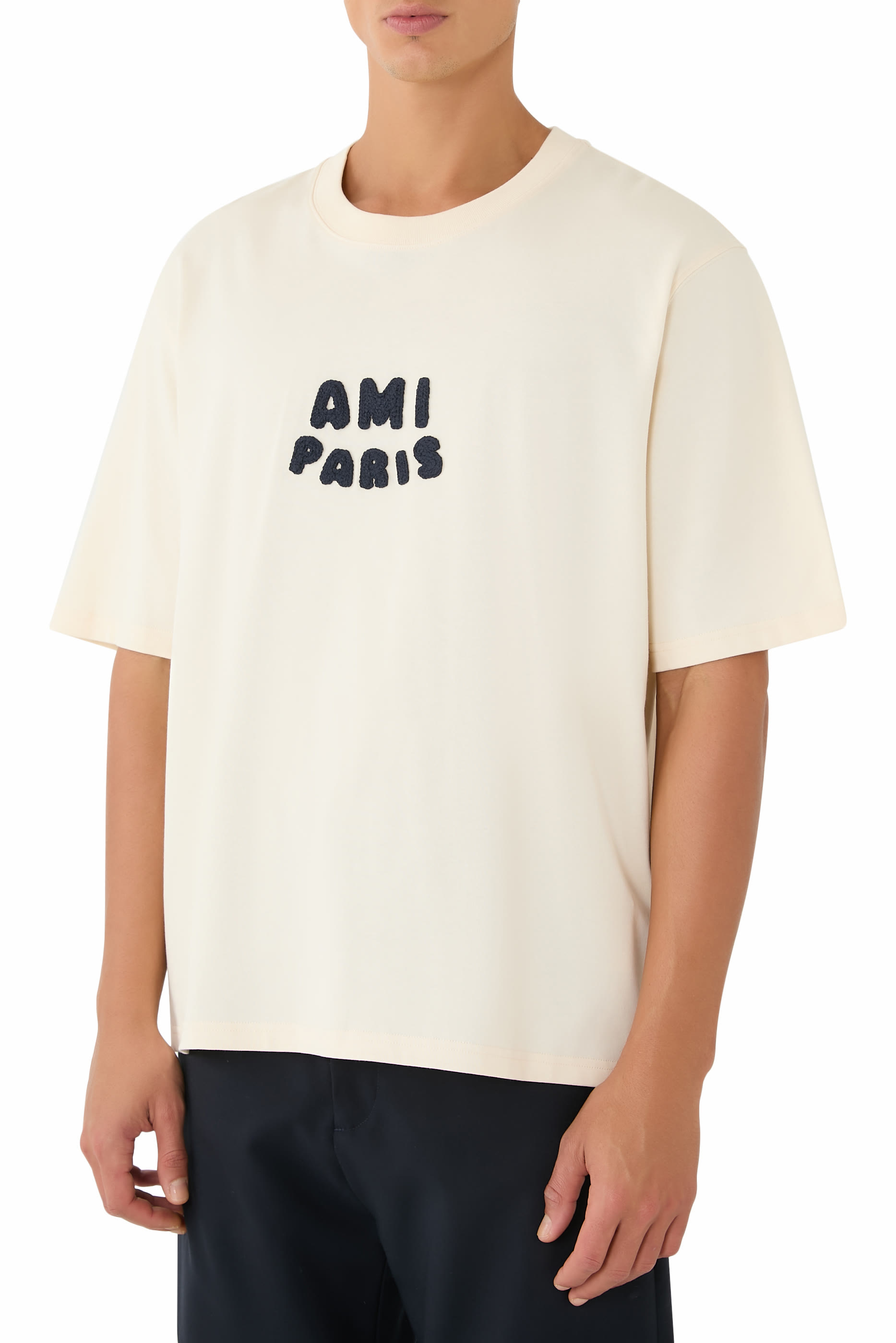 تيشيرت بأكمام قصيرة وشعار الماركة