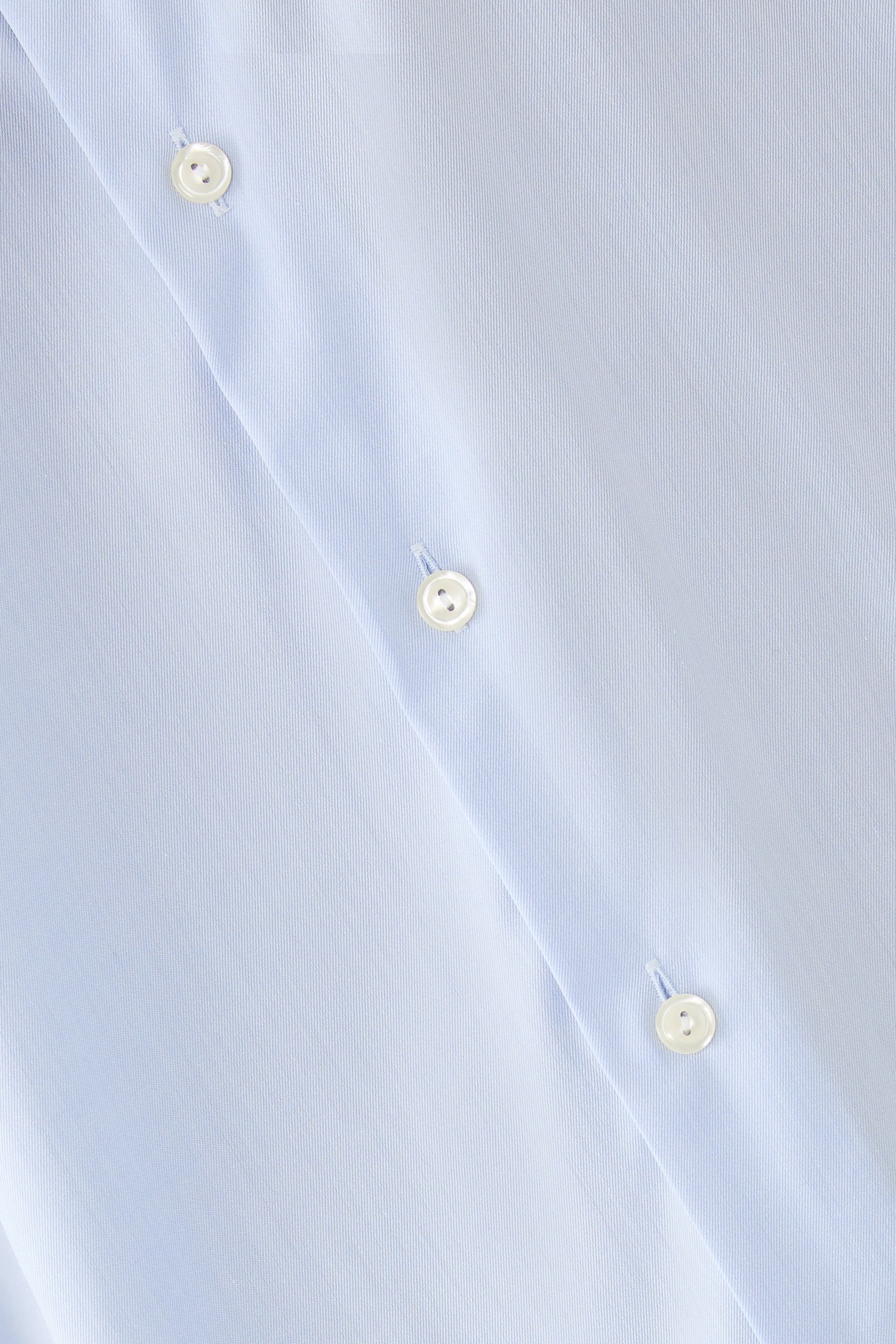 قميص تويل مميز للماركة بنقشة ميدالية بلون مغاير