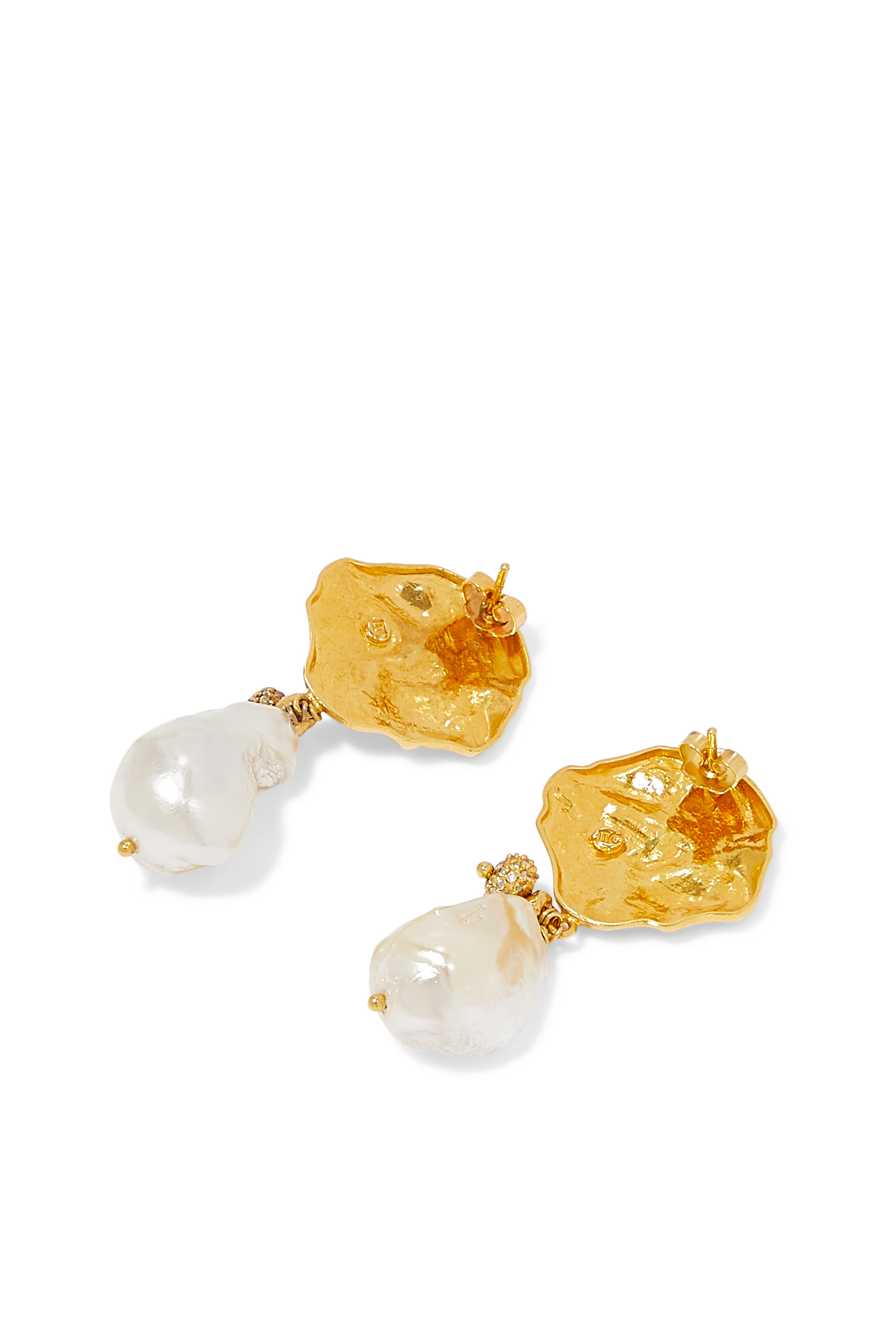 أقراط بتصميم مموج مرصع باللؤلؤ