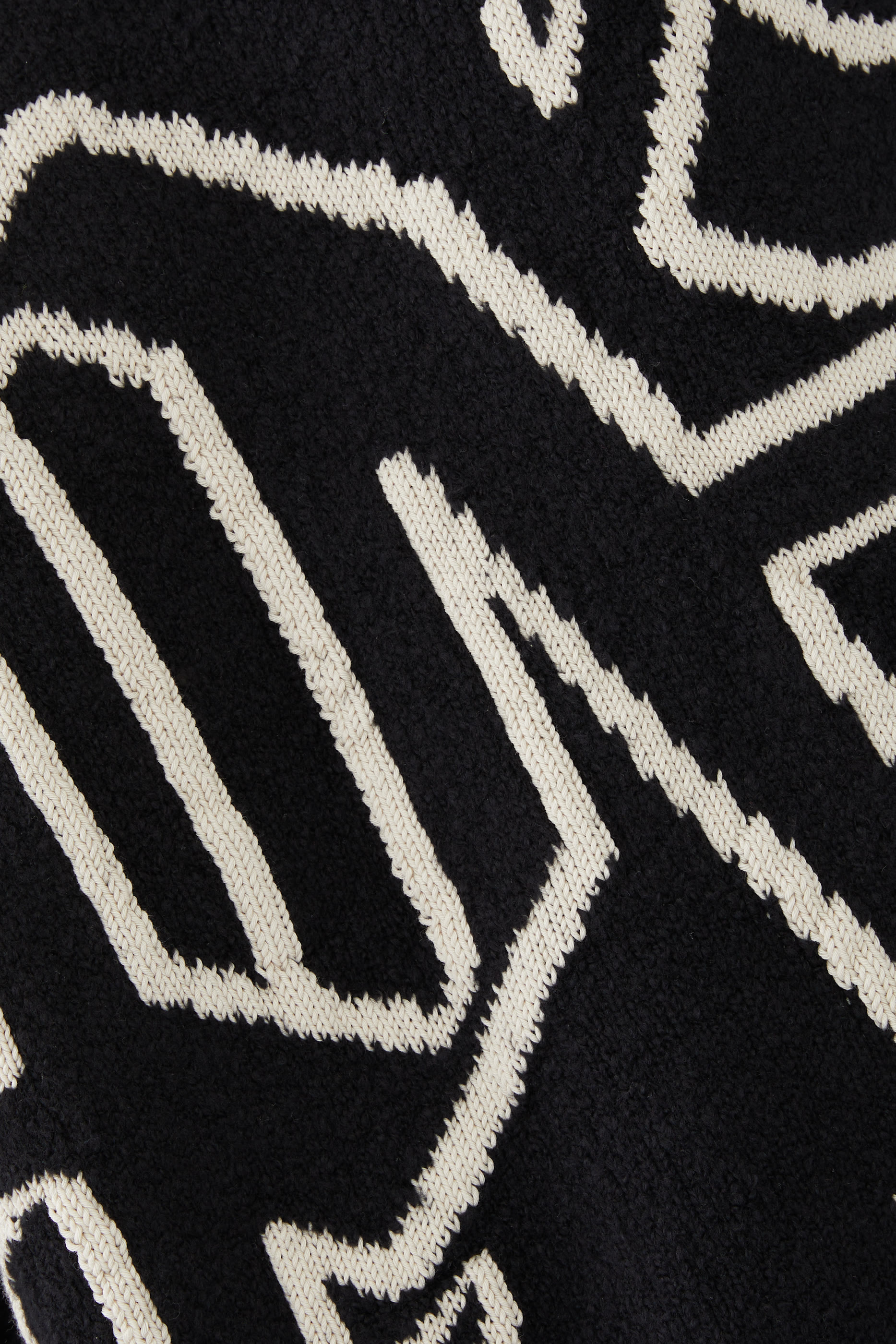 كنزة بحروف شعار الماركة