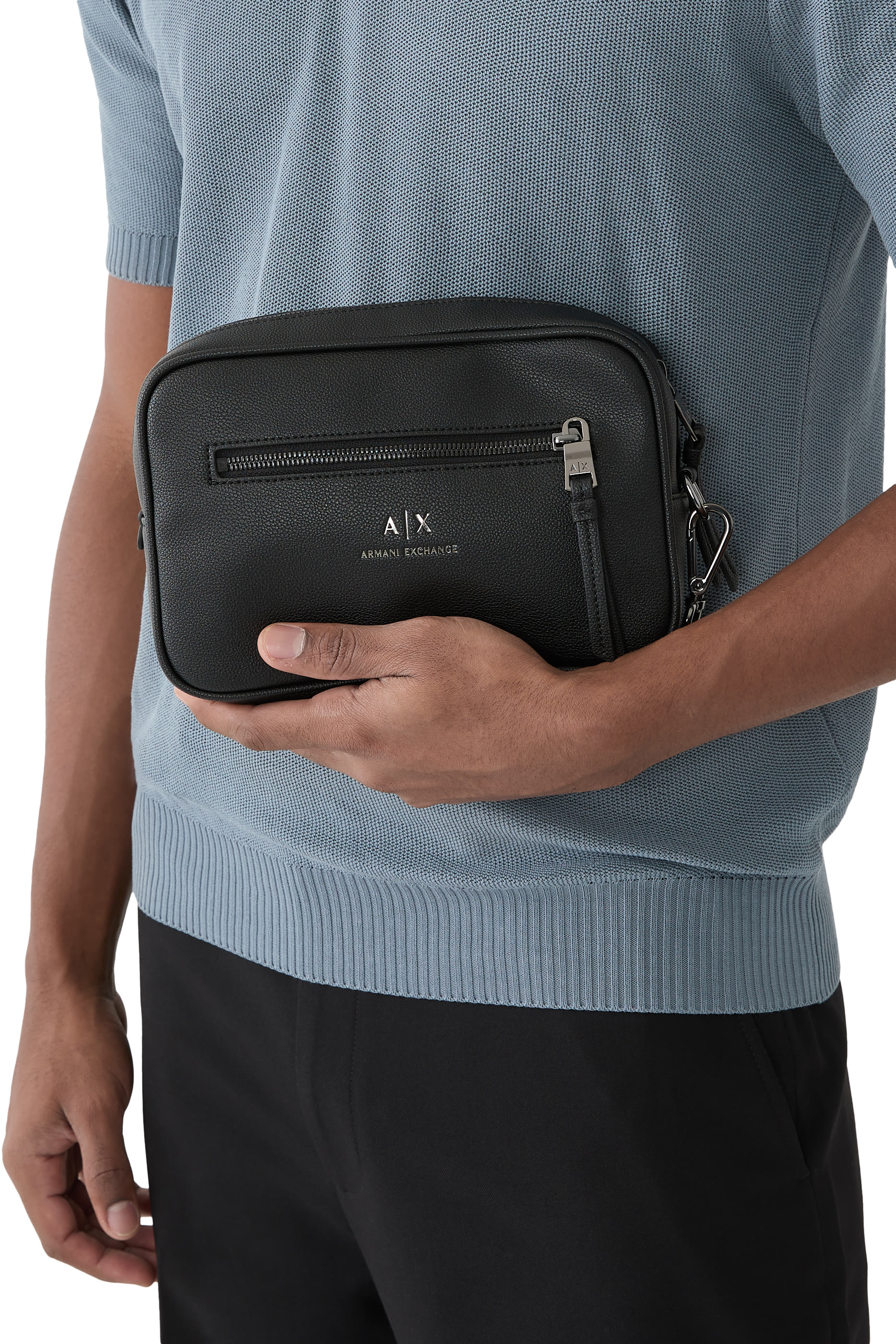 حقيبة مستحضرات تجميل برباط تضييق خارجي وشعار الماركة