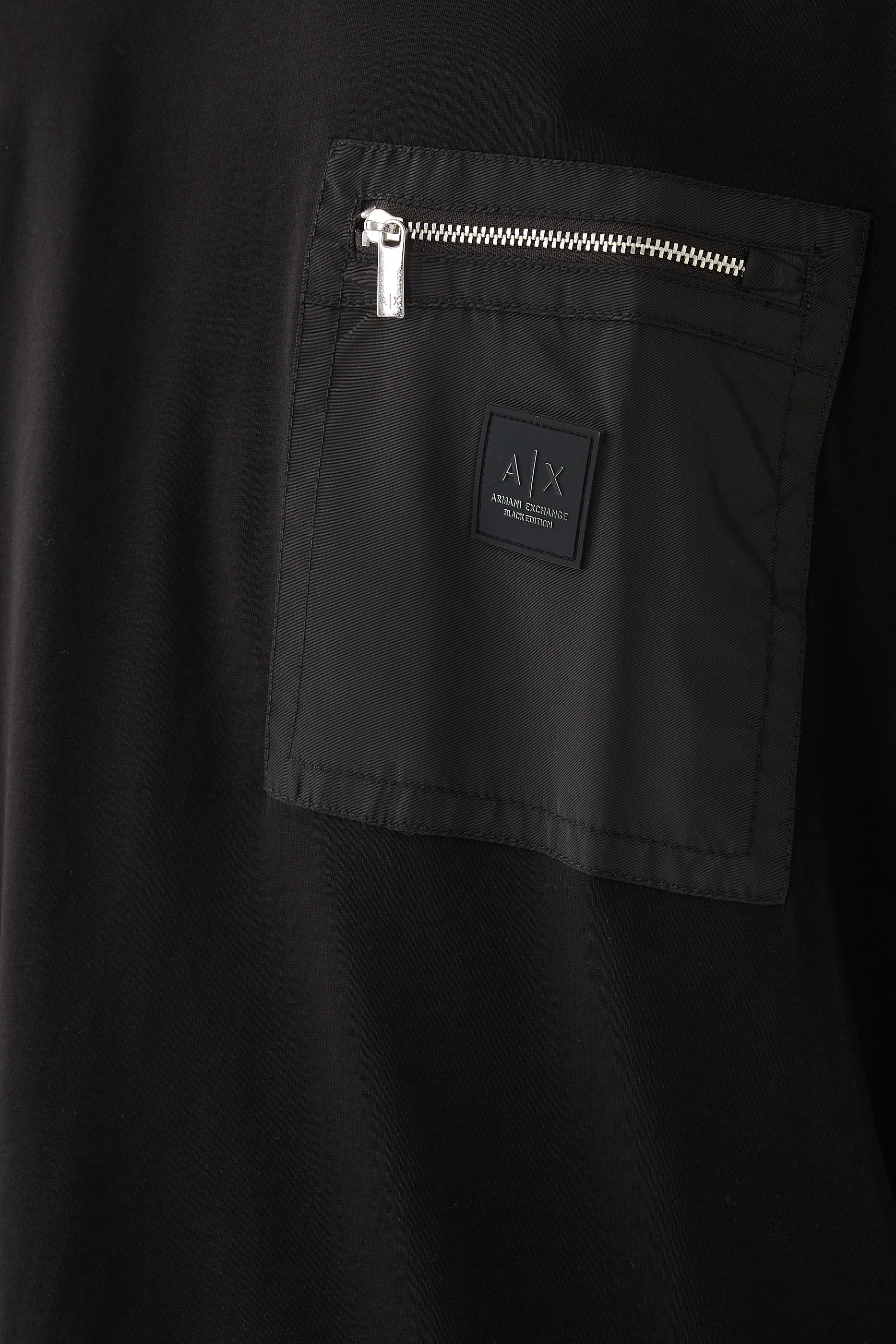 تيشيرت بياقة ضيقةبإصدار بلاك