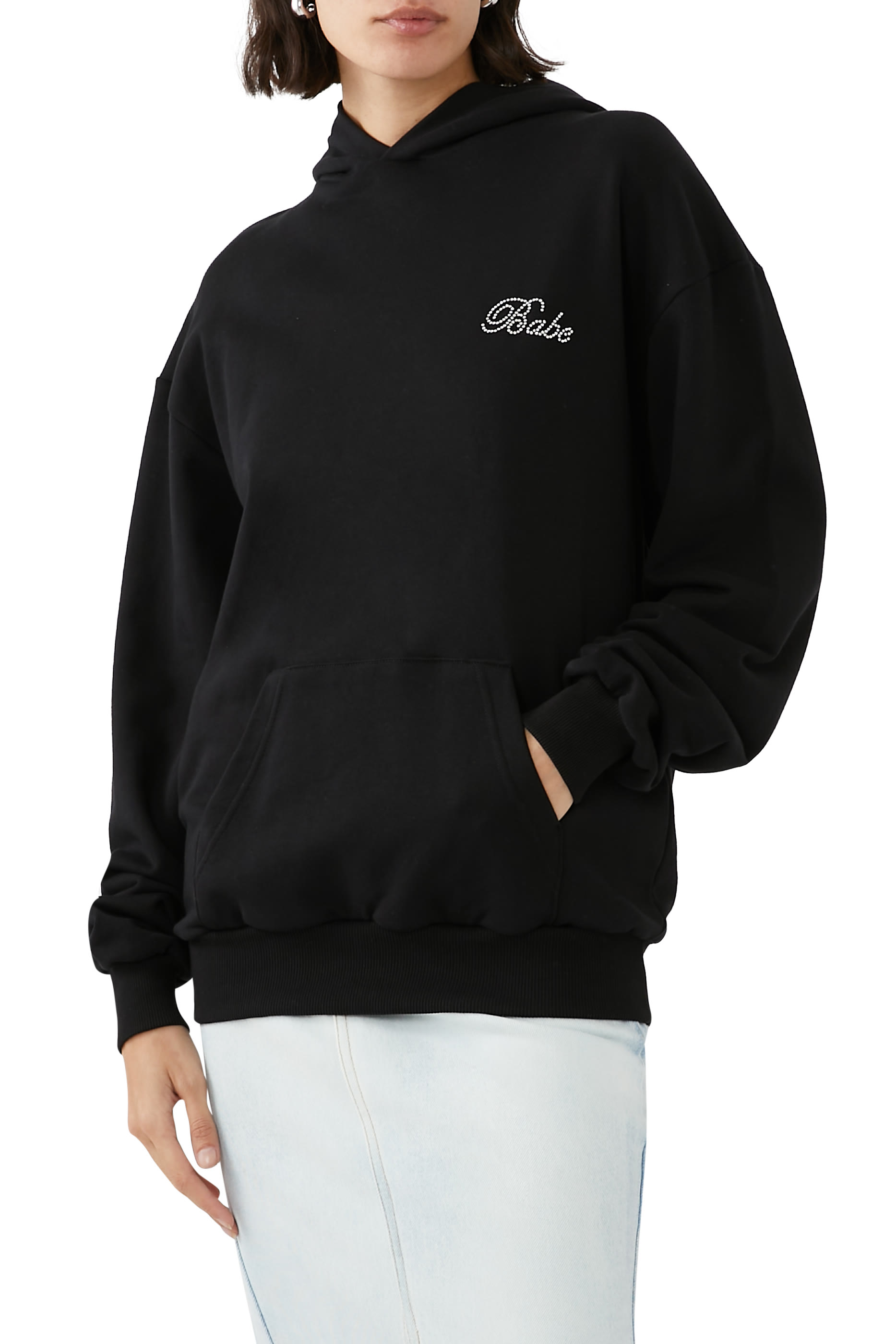 سويت شيرت بغطاء رأس بطبعة نصية مرصعة بأحجار الراين