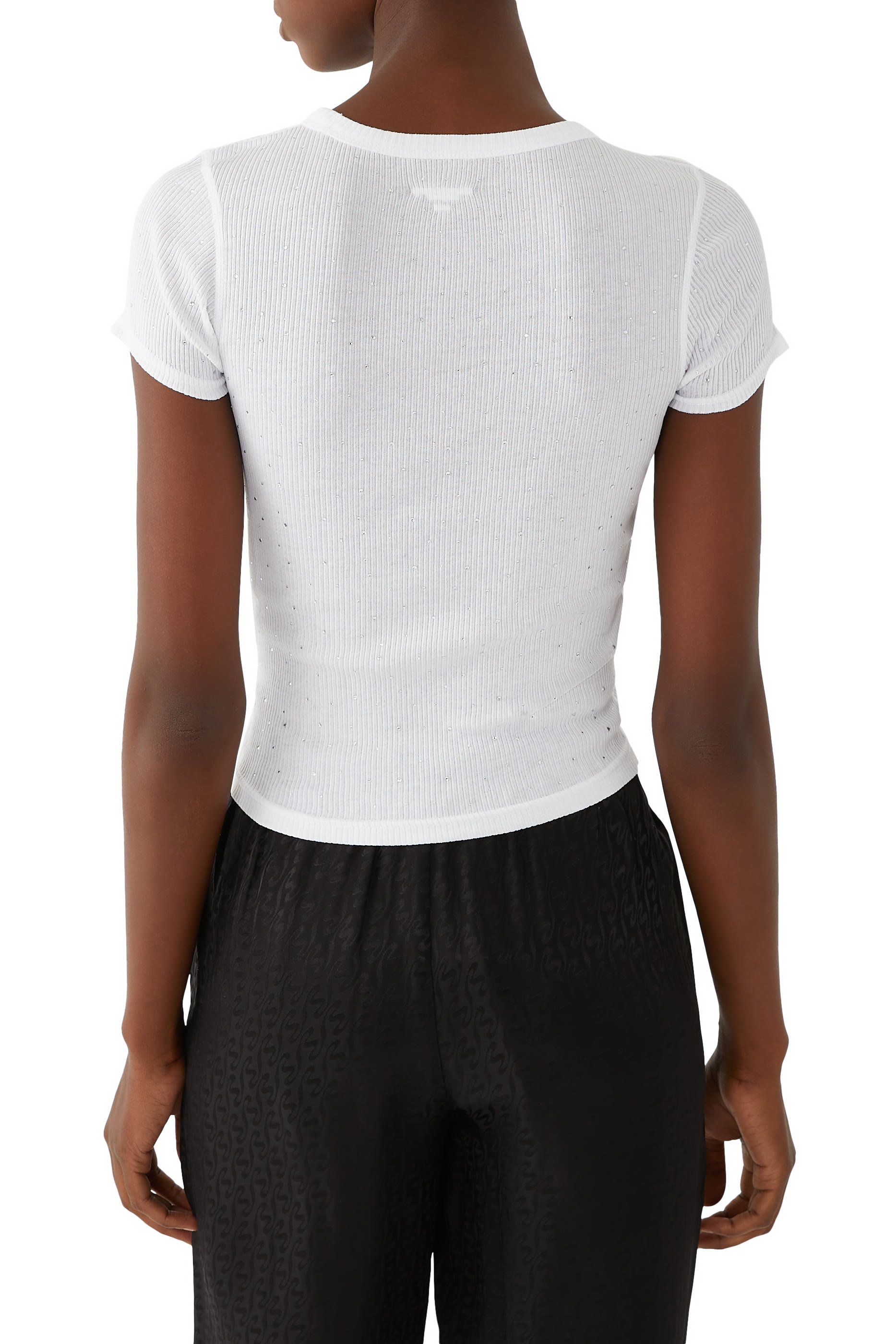 تيشيرت بأكمام قصيرة وشعار الماركة المثبت حراريا