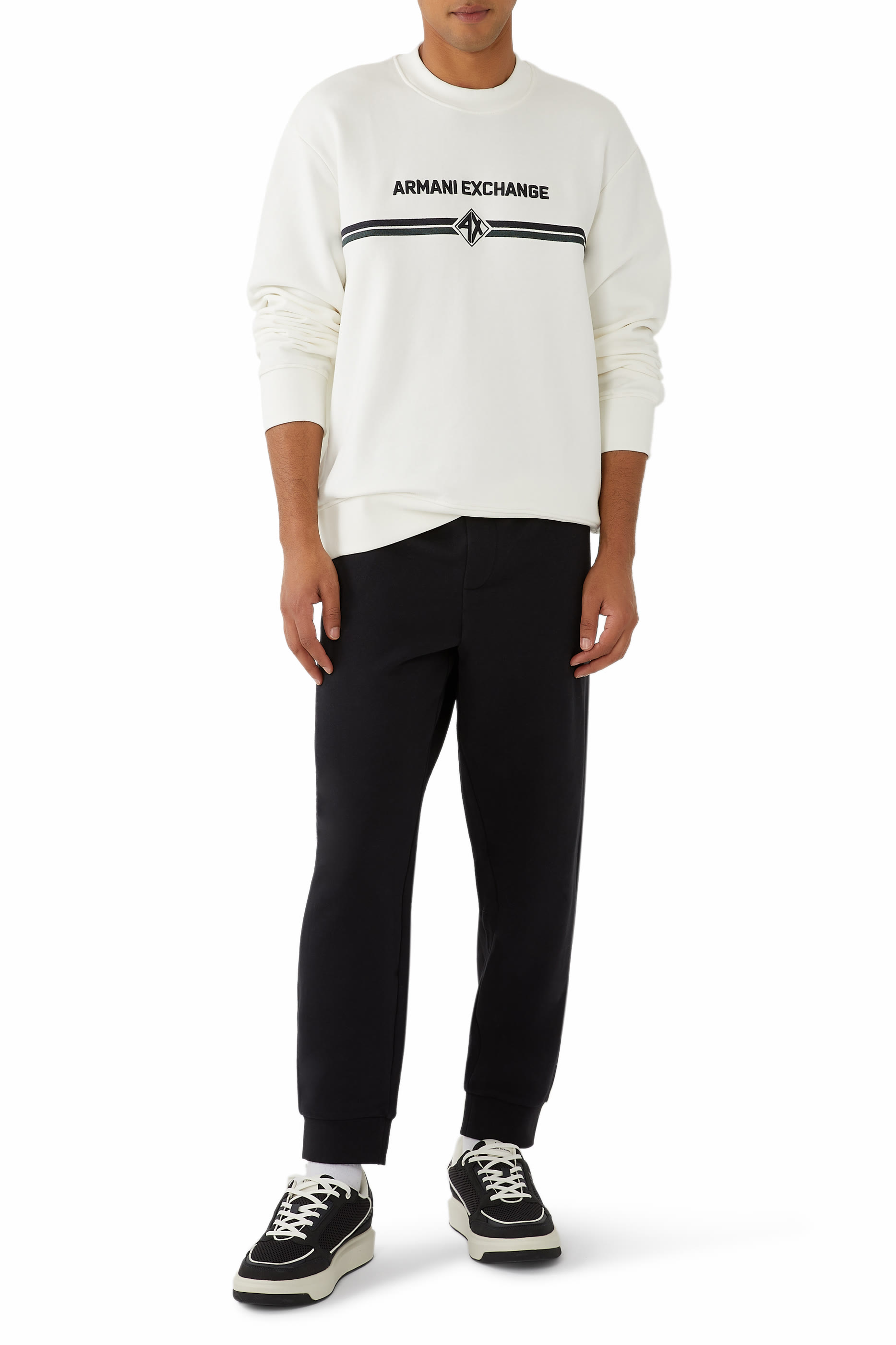 سويت شيرت بياقة ضيقة وشعار الماركة