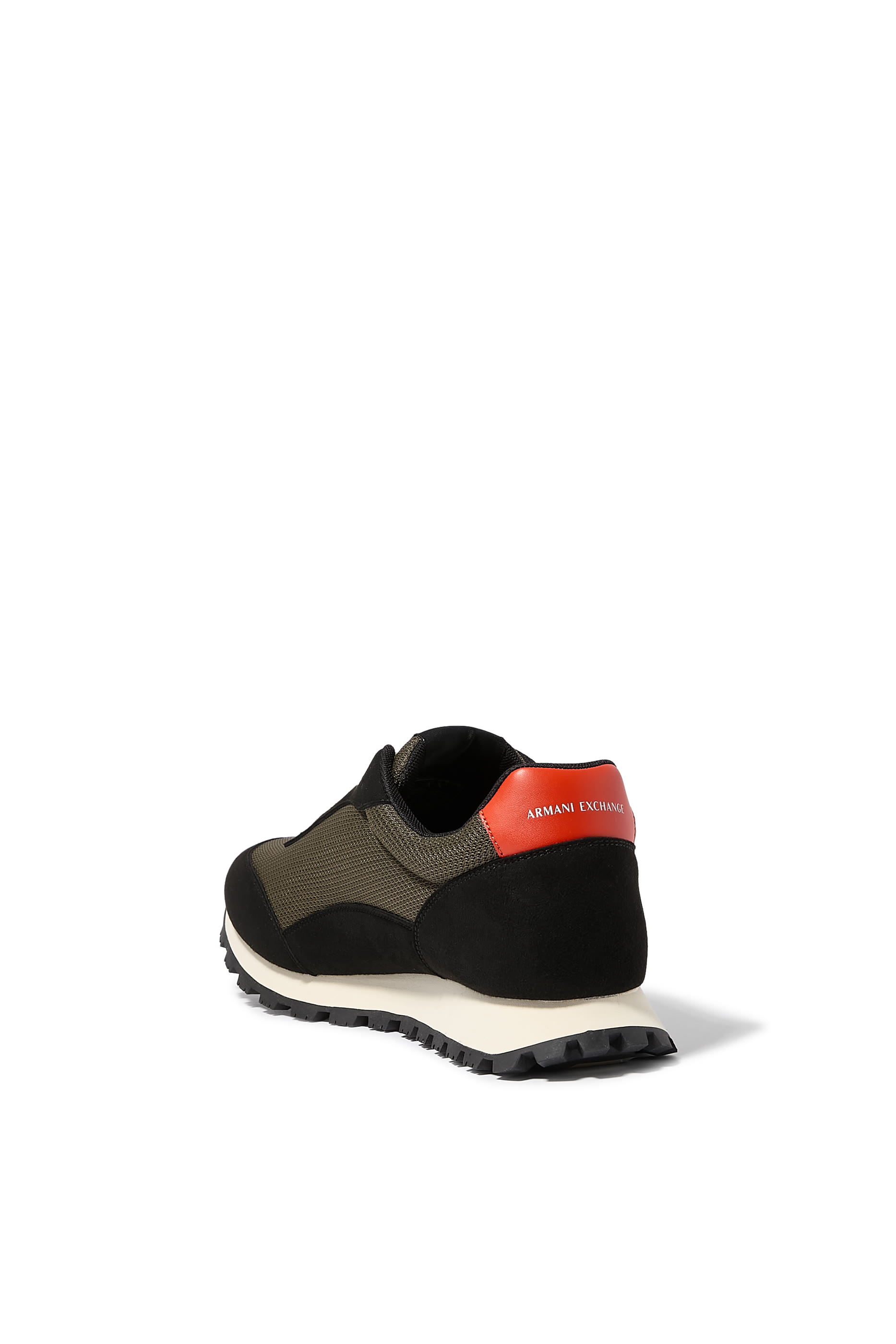 سنيكرز بكاحل منخفض ونقشة شعار الماركة على الجانب