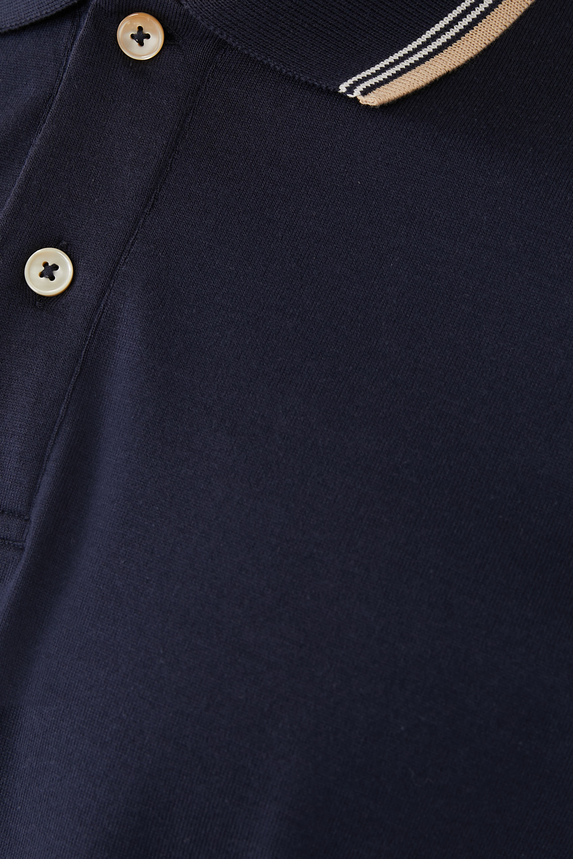 قميص بولو بقصة مدببة جرسيه