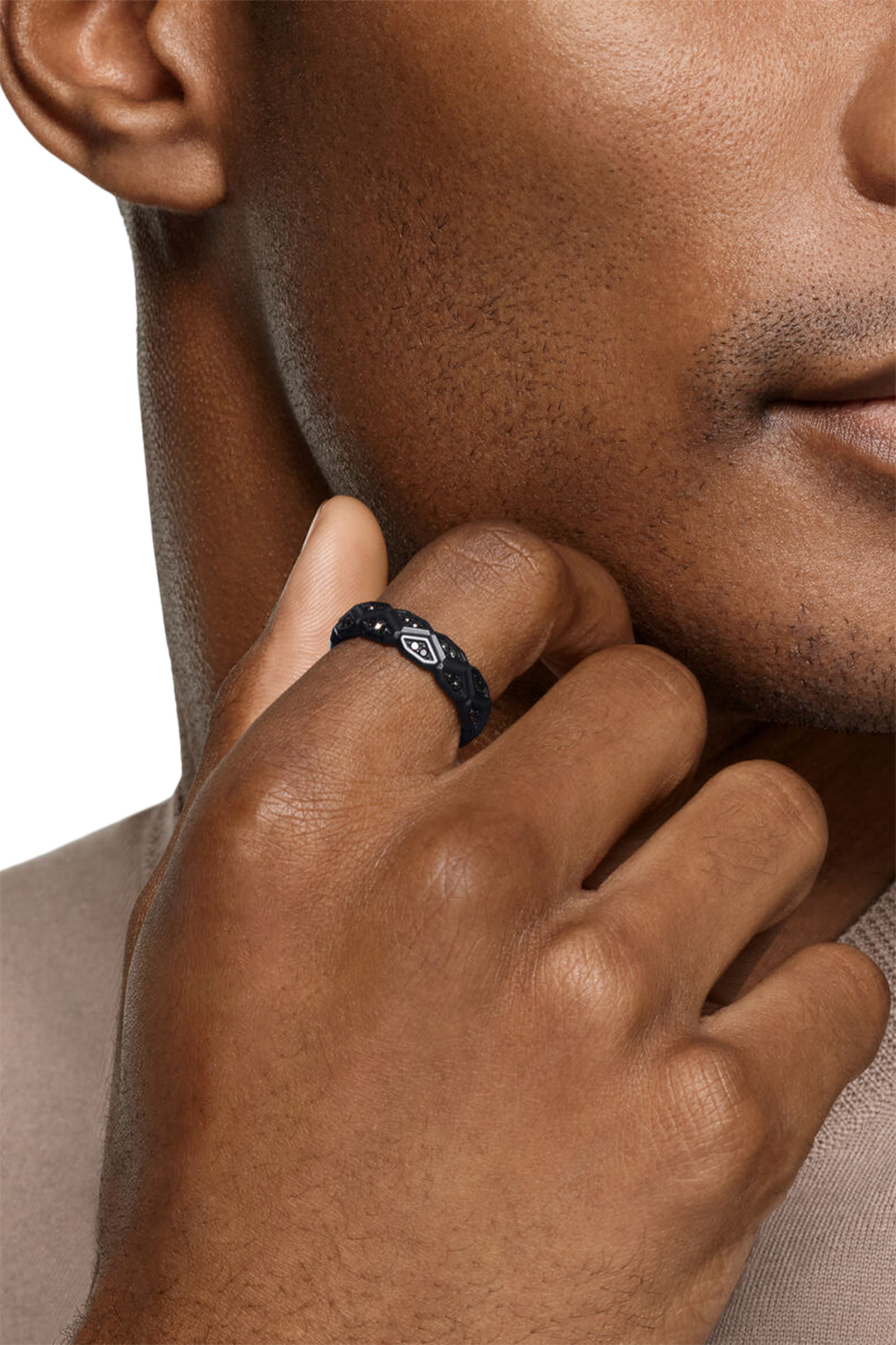 خاتم هيكس تيتانيوم أسود مرصع بماس أسود