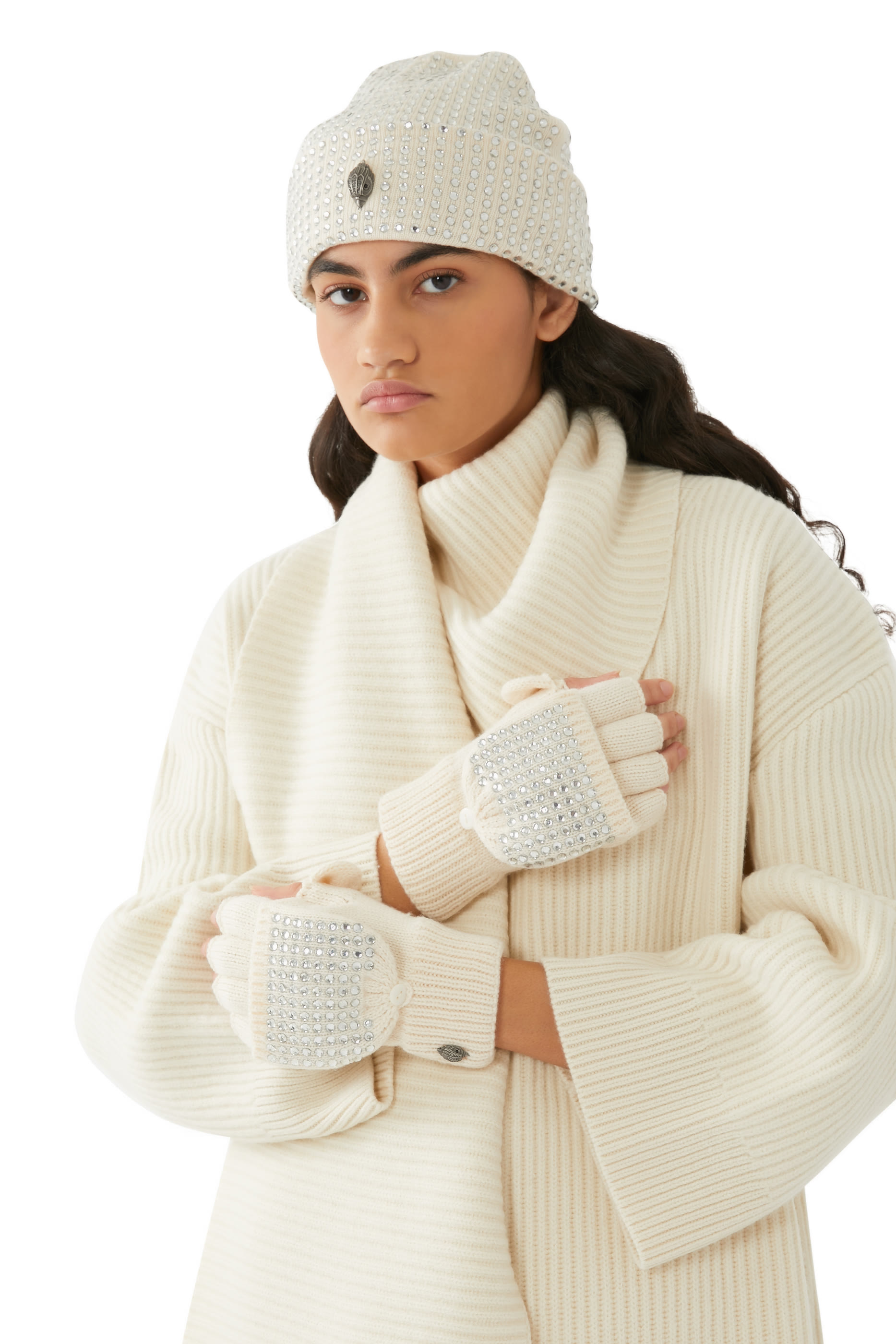 قفازات بالكريستال وشعار الماركة