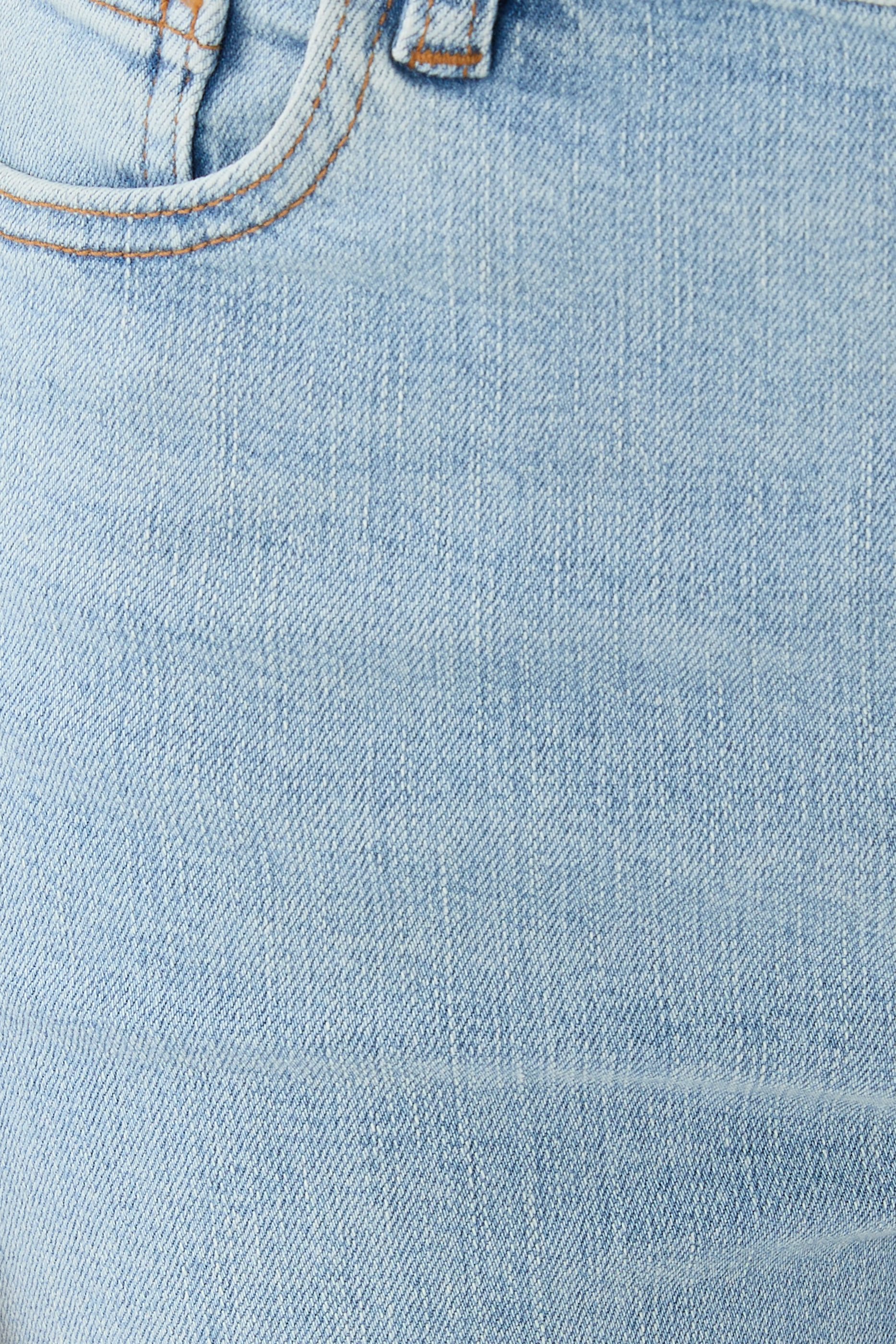 بنطال جينز لو سليك بقصة ساق مستقيمة